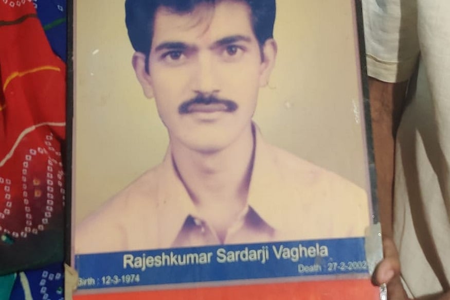 સાવ નાનકડા ઘરમાં રહેતાં રાજેશ વાઘેલા પિતા સરદાર વાઘેલાએ એ સમયને યાદ કરતાં કહ્યું કે અમને લાશ ઓળખાતી નહોતી પણ ચંપલ પરથી મને ખબર પડી કે આ જ મારો દીકરો છે. ઘરેથી નીકળતા મારા દીકરાએ નવા ચંપલ જોયા અને મારી પત્નીને પુછ્યું કે આ ચંપલ પપ્પા માટે તું લાવી છે તો હું પહેરી જઉં. તો માતાએ કહ્યું કે હા પહેરી જા બસ એ જ ચંપલ પરથી દીકરાની લાશ ઓળખી શકાઇ. દીકરો જ્યારે બહાર જાય ત્યારે એક માં પોતાના હાથે બનાવેલી વાનગીઓ તેને મુકતી હોય છે અને આવું જ એ દિવસે રાજેશ વાઘેલાના માતાએ કર્યું હતું. પોતે હાથે સુખડી બનાવી હતી અને દીકરાને રસ્તામાં ખાવા માટે આપી હતી. દિવસ અને આજનો દિવસ આ માતા ક્યારેય નથી ભૂલી શકે તો પિતાને પણ ભારોભાર એ દિવસનું દુઃખ છે. આ ઘટના બાદ આ પરિવારનો માળો વિખાઈ ગયો. 27 વર્ષના રાજેશભાઈ પર ઘર ચાલતુ હતું. રાજેશભાઈ મીલમાં નોકરી કરતા હતા અને તેમનાં કારણે જે ઘરમાં ખિલખિલાટ હતો એ જ ઘરમાં આજે ખાવા દોડે છે. સાવ નાનકડા ઘરમાં રહેતાં રાજેશ વાઘેલા પિતા સરદાર વાઘેલાએ એ સમયને યાદ કરતાં કહ્યું કે અમને લાશ ઓળખાતી નહોતી પણ ચંપલ પરથી મને ખબર પડી કે આ જ મારો દીકરો છે. ઘરેથી નીકળતા મારા દીકરાએ નવા ચંપલ જોયા અને મારી પત્નીને પુછ્યું કે આ ચંપલ પપ્પા માટે તું લાવી છે તો હું પહેરી જઉં. તો માતાએ કહ્યું કે હા પહેરી જા બસ એ જ ચંપલ પરથી દીકરાની લાશ ઓળખી શકાઇ. દીકરો જ્યારે બહાર જાય ત્યારે એક માં પોતાના હાથે બનાવેલી વાનગીઓ તેને મુકતી હોય છે અને આવું જ એ દિવસે રાજેશ વાઘેલાના માતાએ કર્યું હતું. પોતે હાથે સુખડી બનાવી હતી અને દીકરાને રસ્તામાં ખાવા માટે આપી હતી. દિવસ અને આજનો દિવસ આ માતા ક્યારેય નથી ભૂલી શકે તો પિતાને પણ ભારોભાર એ દિવસનું દુઃખ છે. આ ઘટના બાદ આ પરિવારનો માળો વિખાઈ ગયો. 27 વર્ષના રાજેશભાઈ પર ઘર ચાલતુ હતું. રાજેશભાઈ મીલમાં નોકરી કરતા હતા અને તેમનાં કારણે જે ઘરમાં ખિલખિલાટ હતો એ જ ઘરમાં આજે ખાવા દોડે છે.