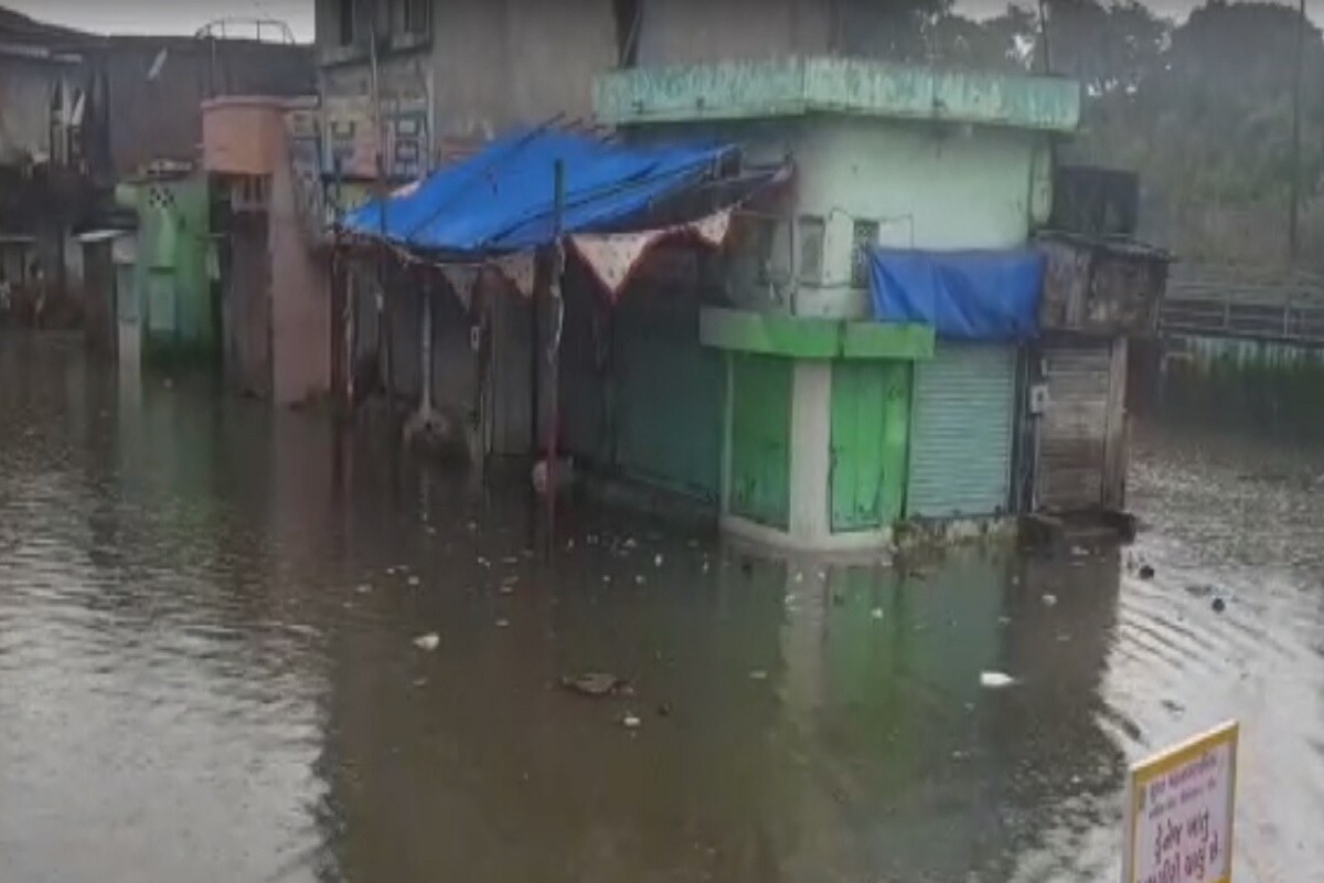 કિર્તેશ પટેલ, સુરત : સુરતમાં શહેર અને (Surat rains) જિલ્લામાં ખાબકેલા અનરાધાર વરસાદના કારણે ખાડીઓ ફરી ઑવરફ્લો (Khadi flood) થતા પૂરની સ્થિતિ સર્જાઈ છે. સુરતની ખાડીઓના (30 August surat Rain) કારણે ફરી એક વાર ખાડી પૂરનું જોખમ સર્જાયું છે. સુરતમાં આજે તમામ ખાડીઓ ભયજનક (Water level of drainage flood) સપાટી પર વહી રહી છે. તેવામાં 14મી ઑગસ્ટ બાદ આ 15 દિવસનું ચોથું ખાડી પૂર છે. કિર્તેશ પટેલ, સુરત : સુરતમાં શહેર અને (Surat rains) જિલ્લામાં ખાબકેલા અનરાધાર વરસાદના કારણે ખાડીઓ ફરી ઑવરફ્લો (Khadi flood) થતા પૂરની સ્થિતિ સર્જાઈ છે. સુરતની ખાડીઓના (30 August surat Rain) કારણે ફરી એક વાર ખાડી પૂરનું જોખમ સર્જાયું છે. સુરતમાં આજે તમામ ખાડીઓ ભયજનક (Water level of drainage flood) સપાટી પર વહી રહી છે. તેવામાં 14મી ઑગસ્ટ બાદ આ 15 દિવસનું ચોથું ખાડી પૂર છે.
