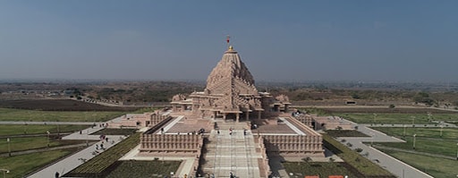 સામાન્ય દિવસોમાં તહેવારો અને રજાના દિવસોમાં દર વર્ષે લાખોની સંખ્યામાં શ્રદ્ધાળુઓ ખોડલધામ મંદિરે દર્શનાર્થે ઉમટી પડતા હોય છે. ત્યારે હાલની પરિસ્થિતિને ધ્યાને લઈને તહેવારના આ દિવસોમાં ખોડલધામ ટ્રસ્ટ-કાગવડ દ્વારા 9થી 16 ઓગસ્ટ સુધી મંદિરના દ્વાર ભક્તો માટે બંધ રાખવાનો નિર્ણય લેવામાં આવ્યો છે. સામાન્ય દિવસોમાં તહેવારો અને રજાના દિવસોમાં દર વર્ષે લાખોની સંખ્યામાં શ્રદ્ધાળુઓ ખોડલધામ મંદિરે દર્શનાર્થે ઉમટી પડતા હોય છે. ત્યારે હાલની પરિસ્થિતિને ધ્યાને લઈને તહેવારના આ દિવસોમાં ખોડલધામ ટ્રસ્ટ-કાગવડ દ્વારા 9થી 16 ઓગસ્ટ સુધી મંદિરના દ્વાર ભક્તો માટે બંધ રાખવાનો નિર્ણય લેવામાં આવ્યો છે.