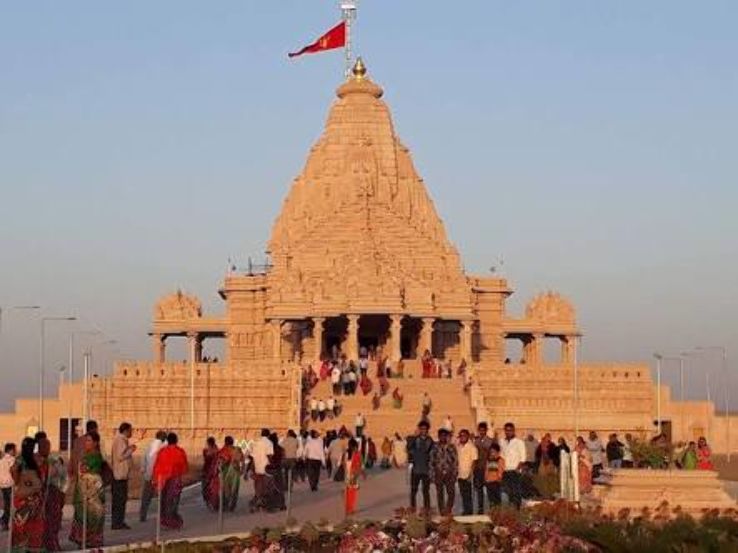કોરોના વાયરસના વધતા સંક્રમણમાં ખોડલધામ મંદિર પરિસરમાં મોટી સંખ્યામાં ભક્તો એકઠાં ન થાય તે માટે સંપૂર્ણ મંદિર પરિસર જ એક સપ્તાહ સુધી બંધ રાખવાનો નિર્ણય લેવામાં આવ્યો છે. ઓગસ્ટ મહિનાના આ સપ્તાહમાં જ જન્માષ્ટમી અને સ્વતંત્રતા દિવસની જાહેર રજાઓ આવી રહી છે. કોરોના વાયરસના વધતા સંક્રમણમાં ખોડલધામ મંદિર પરિસરમાં મોટી સંખ્યામાં ભક્તો એકઠાં ન થાય તે માટે સંપૂર્ણ મંદિર પરિસર જ એક સપ્તાહ સુધી બંધ રાખવાનો નિર્ણય લેવામાં આવ્યો છે. ઓગસ્ટ મહિનાના આ સપ્તાહમાં જ જન્માષ્ટમી અને સ્વતંત્રતા દિવસની જાહેર રજાઓ આવી રહી છે.