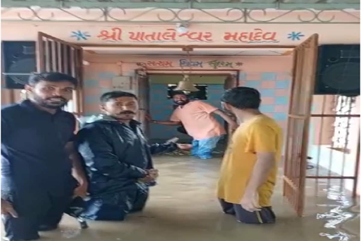 અંજરના ભુવડમાં વરસાદી પાણીએ કર્યો શિવલિંગનો જળાભિષેક: અંજરના ભારે વરસાડના પગલે ભુવડમાં શિવ મંદિરમાં પાણી ભરાયું હતું. ભુવડામાં શિવ મંદિરમાં પાણી આવતા શિવલિંગ જળમગ્ન થયું હતું. અંજારમાં ચાર ઈંચ વરસાદથી ભુવડનું પાતાલેશ્વર મંદિર પાણીમાં ગરકાર થયું હતું. અંજરના ભુવડમાં વરસાદી પાણીએ કર્યો શિવલિંગનો જળાભિષેક: અંજરના ભારે વરસાડના પગલે ભુવડમાં શિવ મંદિરમાં પાણી ભરાયું હતું. ભુવડામાં શિવ મંદિરમાં પાણી આવતા શિવલિંગ જળમગ્ન થયું હતું. અંજારમાં ચાર ઈંચ વરસાદથી ભુવડનું પાતાલેશ્વર મંદિર પાણીમાં ગરકાર થયું હતું.