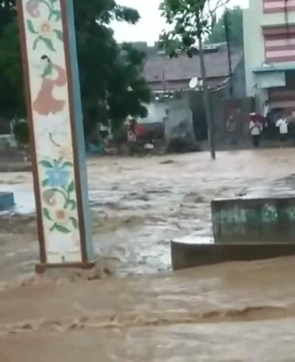 હવામાન વિભાગે આગાહી કરી છે કે, આગામી 5 દિવસ દરમિયાન સારો વરસાદ થશે. ત્યારે ક્યા જિલ્લામાં કેટલો વરસાદ પડશે તે પણ જાહેર કરવામા આવ્યું છે. ત્યારે 4 ઓગસ્ટના રોજ વલસાડ, નવસારી, ડાંગ, તાપી, દમણ, દાદરા નગર હવેલી,અમરેલી અને ગીર સોમનાથમાં ભારેથી અતિભારે વરસાદની આગાહી કરવામા આવી છે. હવામાન વિભાગે આગાહી કરી છે કે, આગામી 5 દિવસ દરમિયાન સારો વરસાદ થશે. ત્યારે ક્યા જિલ્લામાં કેટલો વરસાદ પડશે તે પણ જાહેર કરવામા આવ્યું છે. ત્યારે 4 ઓગસ્ટના રોજ વલસાડ, નવસારી, ડાંગ, તાપી, દમણ, દાદરા નગર હવેલી,અમરેલી અને ગીર સોમનાથમાં ભારેથી અતિભારે વરસાદની આગાહી કરવામા આવી છે.