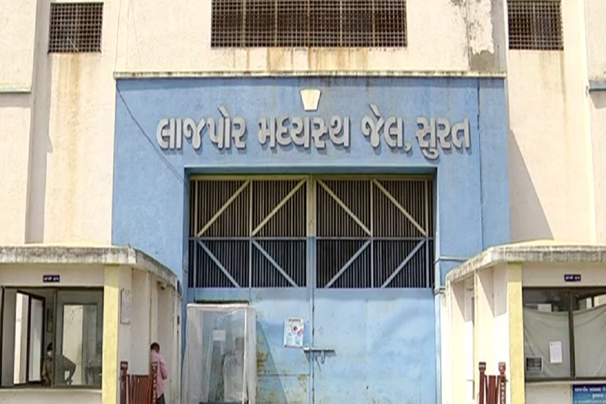 સુરતની અને ગુજરાતની સૌથી હાઈટેક જેલ એટલે સુરતની લાજપોર જેલ અહીંયા ગુજરાત સૌથી આધુનિક સાથે સીસીટીવીથી ઘેરાયેલી છે ત્યારે આ હાઈટેક જેલ થોડાને થોડા દિવસ થાયને વિવાદમાં આવે છે. અહીંયા જયારે જયારે ચેકિંગ કરવામાં આવે છે ત્યારે જેલમાંથી મોબાઈલ ફોન મળી આવતા હોય છે ત્યારે આ આરોપી માટે જેલ ઓછી અને મોબાઈલની દુકાન બની ગઈ છે, ત્યારે આ જેલ ફરી એક વાર વિવાદમાં આવી છે. લાજપોર જેલની ફાઇલ તસવીર સુરતની અને ગુજરાતની સૌથી હાઈટેક જેલ એટલે સુરતની લાજપોર જેલ અહીંયા ગુજરાત સૌથી આધુનિક સાથે સીસીટીવીથી ઘેરાયેલી છે ત્યારે આ હાઈટેક જેલ થોડાને થોડા દિવસ થાયને વિવાદમાં આવે છે. અહીંયા જયારે જયારે ચેકિંગ કરવામાં આવે છે ત્યારે જેલમાંથી મોબાઈલ ફોન મળી આવતા હોય છે ત્યારે આ આરોપી માટે જેલ ઓછી અને મોબાઈલની દુકાન બની ગઈ છે, ત્યારે આ જેલ ફરી એક વાર વિવાદમાં આવી છે. લાજપોર જેલની ફાઇલ તસવીર
