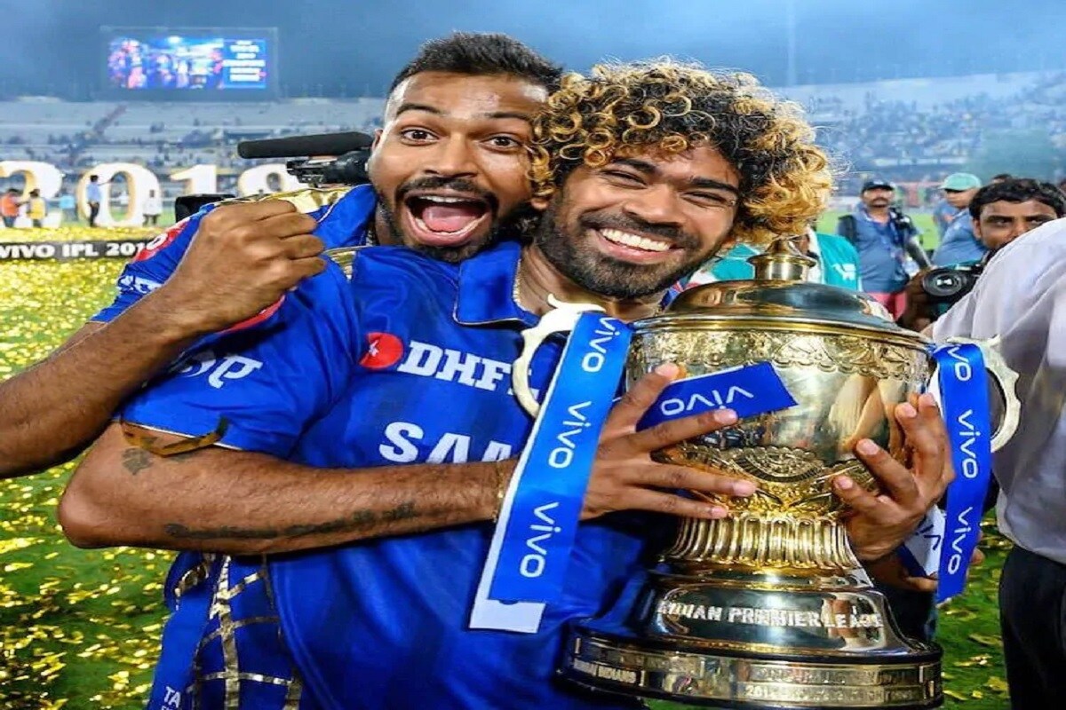 ભારતીય ઓલરાઉન્ડર હાર્દિક પંડ્યાએ મુંબઈ ઇન્ડિયન્સના પોતાના સાથી ખેલાડી લસિથ મલિંગાને જન્મ દિવસના અભિનંદન પાઠવતા તસવીર શેર કરી છે. શ્રીલંકાનો આ દિગ્ગજ બોલર 28 ઓગસ્ટે 37 વર્ષનો થઈ ગયો છે. (Twitter) ભારતીય ઓલરાઉન્ડર હાર્દિક પંડ્યાએ મુંબઈ ઇન્ડિયન્સના પોતાના સાથી ખેલાડી લસિથ મલિંગાને જન્મ દિવસના અભિનંદન પાઠવતા તસવીર શેર કરી છે. શ્રીલંકાનો આ દિગ્ગજ બોલર 28 ઓગસ્ટે 37 વર્ષનો થઈ ગયો છે. (Twitter)