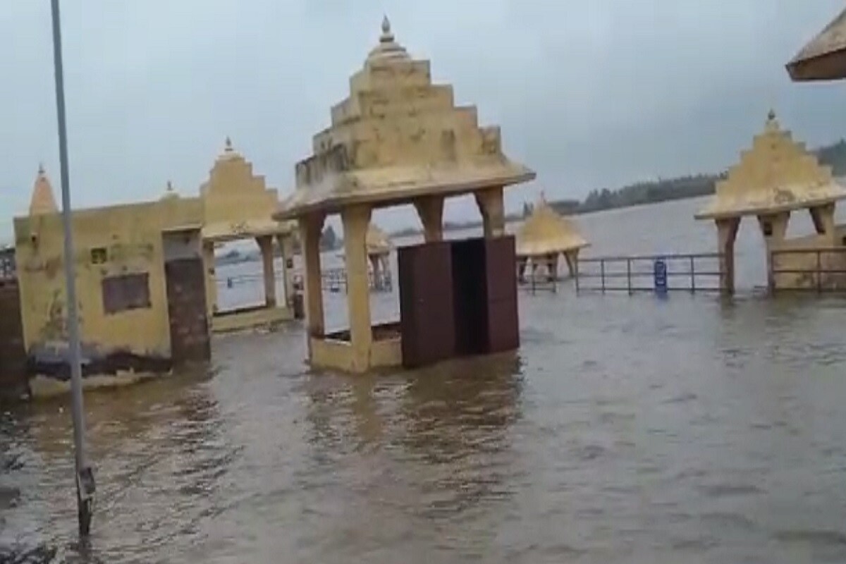 સોમનાથમા હીરણ, કપીલા અને સરસ્વતીના પાણી ત્રીવેણી સંગમ પર.ત્રણેય નદીઓમાં પૂર આવતાં ત્રિવેણી ઘાટ પાણીમા ગરકાવ થયું હતું.જયારે સરસ્વતી નદીમાં ઘોડાપુર થી પ્રાચીતીર્થ મંદિર પાણીમાં ગરકાવ થયું હતુ. સોમનાથમા હીરણ, કપીલા અને સરસ્વતીના પાણી ત્રીવેણી સંગમ પર.ત્રણેય નદીઓમાં પૂર આવતાં ત્રિવેણી ઘાટ પાણીમા ગરકાવ થયું હતું.જયારે સરસ્વતી નદીમાં ઘોડાપુર થી પ્રાચીતીર્થ મંદિર પાણીમાં ગરકાવ થયું હતુ.