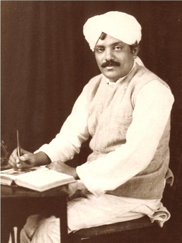 વાલ્મીકિ સમાજમાંથી આવતા કોરોના-વોરીયર સફાઈ કામદાર ભાઈઓ-બહેનોના પરિવારને સહુપ્રથમ આ કીટ આપવામાં આવી હતી.આ અવસરે ચોટીલા, બોટાદ, રાણપુર, ધંધુકા, રાજકોટ, અમરેલી, જૂનાગઢ જેવાં ઝવેરચંદ મેઘાણીના જીવન અને કાર્ય સાથે સંકળાયેલાં વિવિધ સ્મૃતિ-સ્થળોએ કીટ વિતરણનો સેવાયજ્ઞ શરૂ કરાયો છે વાલ્મીકિ સમાજમાંથી આવતા કોરોના-વોરીયર સફાઈ કામદાર ભાઈઓ-બહેનોના પરિવારને સહુપ્રથમ આ કીટ આપવામાં આવી હતી.આ અવસરે ચોટીલા, બોટાદ, રાણપુર, ધંધુકા, રાજકોટ, અમરેલી, જૂનાગઢ જેવાં ઝવેરચંદ મેઘાણીના જીવન અને કાર્ય સાથે સંકળાયેલાં વિવિધ સ્મૃતિ-સ્થળોએ કીટ વિતરણનો સેવાયજ્ઞ શરૂ કરાયો છે
