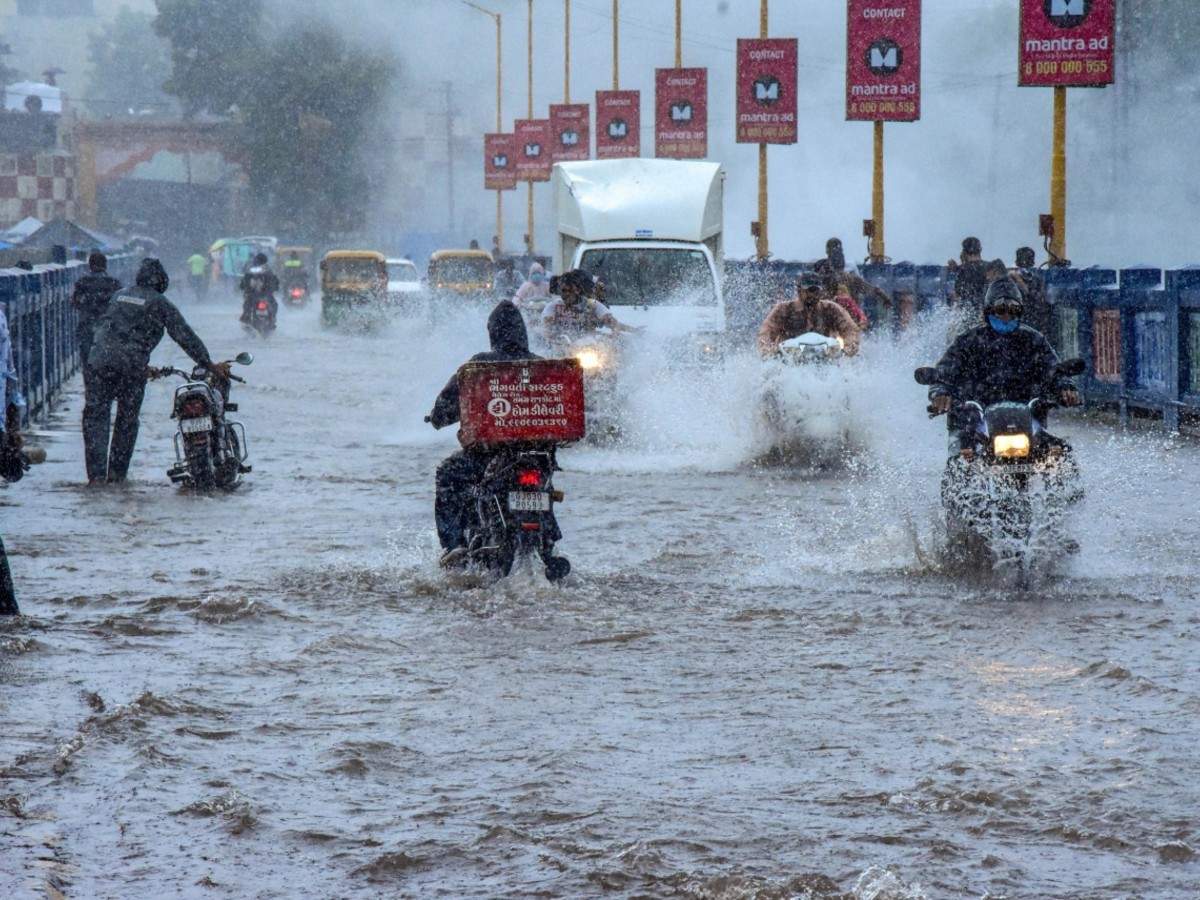 બંગાળની ખાડીમાં લો પ્રેશર સર્જાતા તેમજ અપર એરસાયક્લોની સિસ્ટમ કાર્યરત થતા બનાસકાંઠામાં 9 અને 10 ઓગષ્ટના રોજ હળવાથી ભારે વરસાદ થવાની હવામાન વિભાગ દ્વારા આગાહી કરવામાં આવી છે. જોકે બનાસકાંઠામાં વર્ષ 2017માં ભારે વરસાદને લઈ તબાહી સર્જાઈ હતી. ત્યારે ચાલુ વર્ષે હવામાન વિભાગ દ્વારા આગામી બે દિવસ દરમ્યાન ભારે વરસાદ થવાની આગાહી કરવામાં આવતા વરસાદની પરિસ્થિતિને પહોંચી વળવા માટે બનાસકાંઠા ડિઝાસ્ટર વિભાગ દ્વારા ખાસ તકેદારીના પગલા ભરવામાં આવી રહ્યા છે. બંગાળની ખાડીમાં લો પ્રેશર સર્જાતા તેમજ અપર એરસાયક્લોની સિસ્ટમ કાર્યરત થતા બનાસકાંઠામાં 9 અને 10 ઓગષ્ટના રોજ હળવાથી ભારે વરસાદ થવાની હવામાન વિભાગ દ્વારા આગાહી કરવામાં આવી છે. જોકે બનાસકાંઠામાં વર્ષ 2017માં ભારે વરસાદને લઈ તબાહી સર્જાઈ હતી. ત્યારે ચાલુ વર્ષે હવામાન વિભાગ દ્વારા આગામી બે દિવસ દરમ્યાન ભારે વરસાદ થવાની આગાહી કરવામાં આવતા વરસાદની પરિસ્થિતિને પહોંચી વળવા માટે બનાસકાંઠા ડિઝાસ્ટર વિભાગ દ્વારા ખાસ તકેદારીના પગલા ભરવામાં આવી રહ્યા છે.