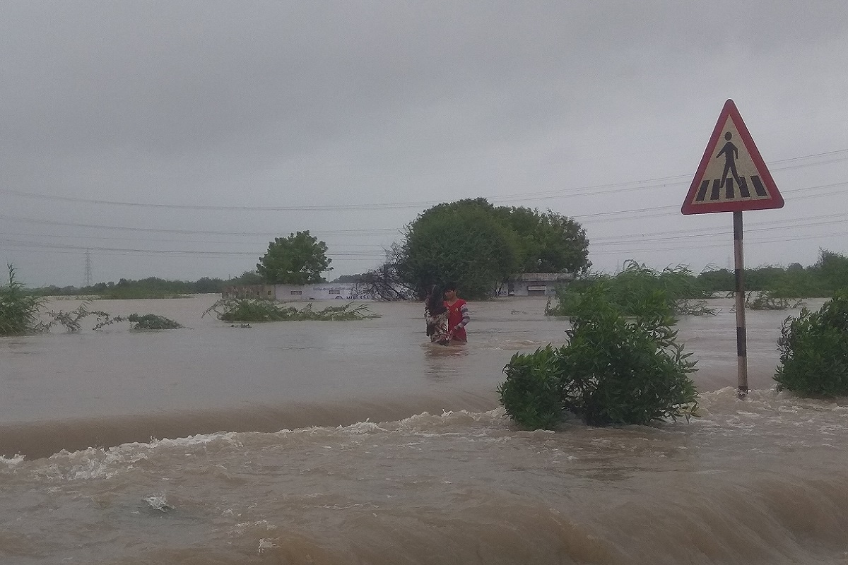 કારણ કે, કલાકો સુધી અટવાય પડેલા વાહનો, બસોના વાહન વ્યવહારને પૂર્વવત કરવાની કામગીરી હાથ ધરાઈ છે. મિયાણા પોલીસ આખી રાત ટ્રાફિકને ફરી શરૂ કરવા મથ્યા હતા. જોકે, મચ્છુના પાણીના પ્રવાહે નેશનલ હાઇવેને ધોઈ નાખ્યો છે. હાઇવે પર મસ મોટા ખાડા પડી ગયા છે. જેના કારણે રોડ પરથી પાણી ઓસર્યા બાદ પણ વાહનોનો ટ્રાફિક જામ 7-7 કિલોમીટર સુધી જોવા મળ્યો છે. કારણ કે, કલાકો સુધી અટવાય પડેલા વાહનો, બસોના વાહન વ્યવહારને પૂર્વવત કરવાની કામગીરી હાથ ધરાઈ છે. મિયાણા પોલીસ આખી રાત ટ્રાફિકને ફરી શરૂ કરવા મથ્યા હતા. જોકે, મચ્છુના પાણીના પ્રવાહે નેશનલ હાઇવેને ધોઈ નાખ્યો છે. હાઇવે પર મસ મોટા ખાડા પડી ગયા છે. જેના કારણે રોડ પરથી પાણી ઓસર્યા બાદ પણ વાહનોનો ટ્રાફિક જામ 7-7 કિલોમીટર સુધી જોવા મળ્યો છે.