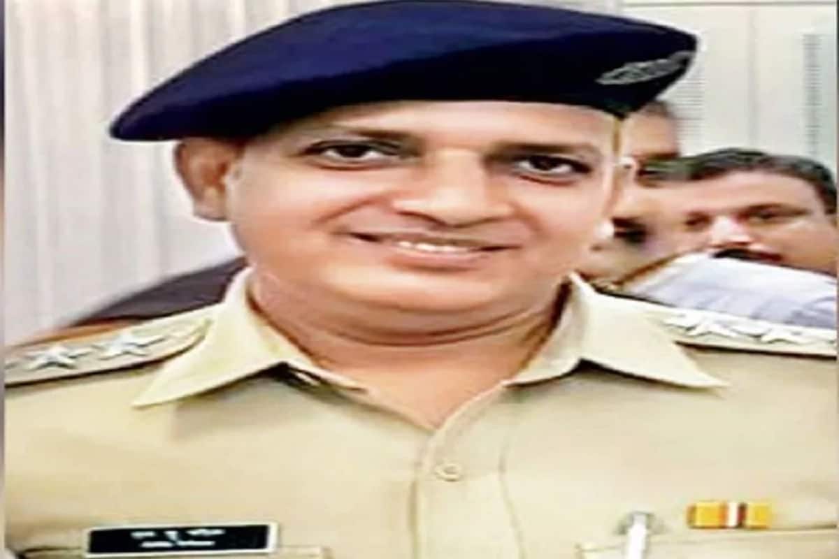 50 વર્ષના આઝમ પટેલનું કોવિડ-19ના (covid-19) કારણે મોત થયું હતું. તેમણે બુધવારે જ અંતિમ શ્વાસ લીધા હતા. તેઓ પોતાનું છેલ્લા પોસ્ટિંગ દરમિયાન એસઆઈટીમાં તૈનાત હતા. છેલ્લા દિવસોમાં કોરોના ડ્યૂટી દરમિયાન સંક્રમિત થયા બાદ તેમને હોસ્પિટલમાં દાખલ કરવામાં આવ્યા હતા. જ્યાં તેમણે સારવાર દરમિયાન દમ તોડ્યો હતો. 50 વર્ષના આઝમ પટેલનું કોવિડ-19ના (covid-19) કારણે મોત થયું હતું. તેમણે બુધવારે જ અંતિમ શ્વાસ લીધા હતા. તેઓ પોતાનું છેલ્લા પોસ્ટિંગ દરમિયાન એસઆઈટીમાં તૈનાત હતા. છેલ્લા દિવસોમાં કોરોના ડ્યૂટી દરમિયાન સંક્રમિત થયા બાદ તેમને હોસ્પિટલમાં દાખલ કરવામાં આવ્યા હતા. જ્યાં તેમણે સારવાર દરમિયાન દમ તોડ્યો હતો.