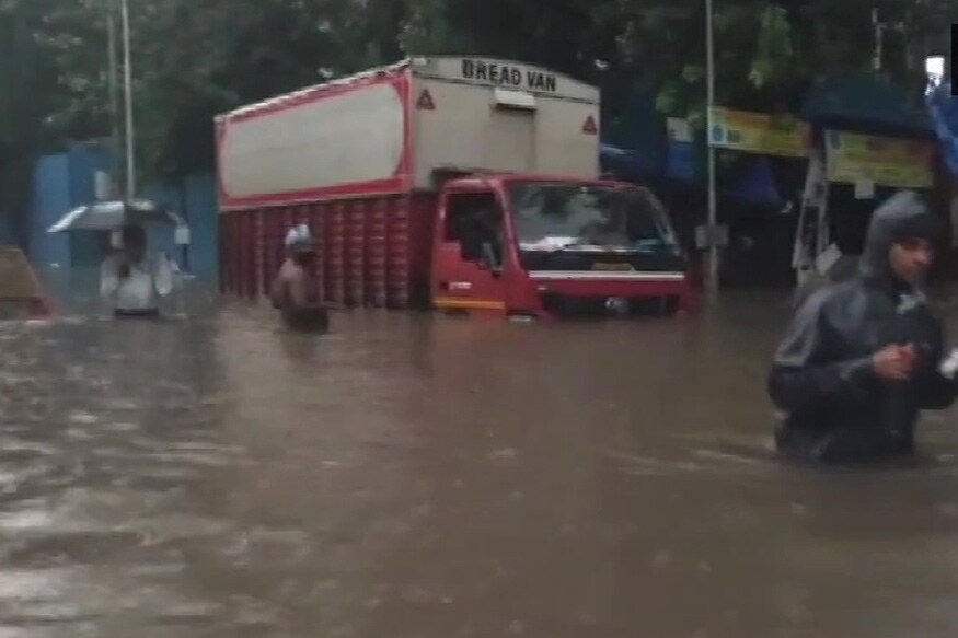 BMC અનુસાર લોકોને દરિયા કિનારાથી દૂર રહેવા માટે કહેવામાં આવ્યું છે. મંગળવાર બપોરે લગભગ 12:47 વાગ્યે દરિયામાં હાઈટાઇડ આવશે. આ દરમિયાન લગભગ 4.51 મીટર ઊંચા મોજા ઉછળવાની આશંકા છે. એવામાં લોકોને નીચાણવાળા વિસ્તારો અને દરિયાકાંઠે ન જવાની અપીલ કરવામાં આવી છે. (Photo: ANI) BMC અનુસાર લોકોને દરિયા કિનારાથી દૂર રહેવા માટે કહેવામાં આવ્યું છે. મંગળવાર બપોરે લગભગ 12:47 વાગ્યે દરિયામાં હાઈટાઇડ આવશે. આ દરમિયાન લગભગ 4.51 મીટર ઊંચા મોજા ઉછળવાની આશંકા છે. એવામાં લોકોને નીચાણવાળા વિસ્તારો અને દરિયાકાંઠે ન જવાની અપીલ કરવામાં આવી છે. (Photo: ANI)