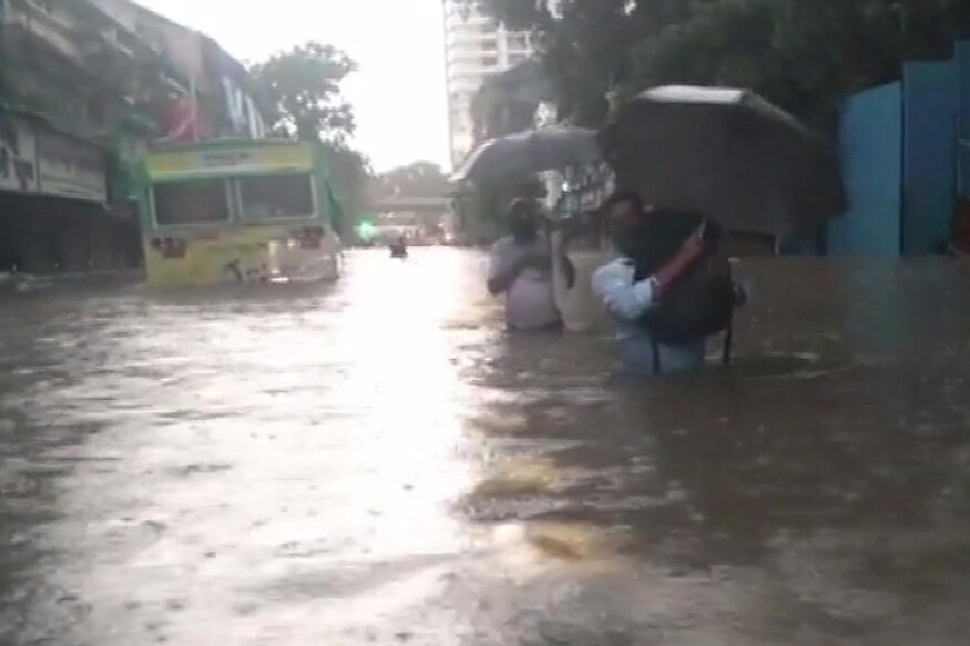 મુંબઈઃ મુંબઈ (Mumbai Rain) સહિત આસપાસના વિસ્તારોમાં ભારે વરસાદ પડી રહ્યો છે. મુંબઈ (Mumbai)માં છેલ્લા અનેક કલાકોથી સતત વરસાદ વરસી રહ્યો છે. BMC અનુસાર છેલ્લા 10 કલાકમાં મુંબઈમાં 230 mm વરસાદ નોંધાયો છે. મુંબઈઃ મુંબઈ (Mumbai Rain) સહિત આસપાસના વિસ્તારોમાં ભારે વરસાદ પડી રહ્યો છે. મુંબઈ (Mumbai)માં છેલ્લા અનેક કલાકોથી સતત વરસાદ વરસી રહ્યો છે. BMC અનુસાર છેલ્લા 10 કલાકમાં મુંબઈમાં 230 mm વરસાદ નોંધાયો છે.