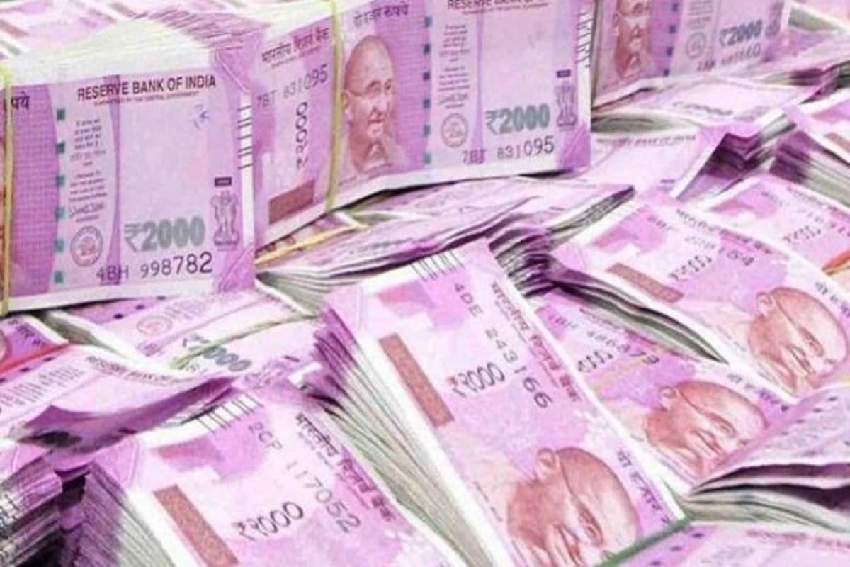 નવી દિલ્હી : કરોડપતિ બનવાનું સપનું બધાનું હોય છે. કરોડપતિ બનવું એટલું આસાન નથી. ઓછી સેલેરીવાળા માટે આ કોઈ સપનાથી ઓછું નથી. જોકે તેમનું આ સપનું સાકાર થઈ શકે છે. હંમેશા લોકો વિચારે છે કે ઓછા રોકાણથી એટલો ફાયદો નહીં થાય જેટલો લોંગ ટર્મમાં જરૂર હોય પણ તમે જાણો છો કે રોજના 167 રૂપિયા રોકાણ કરીને તમે કરોડપતિ બની શકો છો? જી, હા આ સંભવ છે મ્યુચ્યુઅલ ફંડમાં સિસ્ટમેટિક ઇન્વેસ્ટમેન્ટ પ્લાન (Systematic Investment Plan- SIP) દ્વારા. આવો તમને જણાવીએ આટલા ઓછા રૂપિયામાં કરોડપતિ બનવાનું સપનું કેવી રીતે થશે પુરું? (પ્રતિકાત્મક તસવીર) નવી દિલ્હી : કરોડપતિ બનવાનું સપનું બધાનું હોય છે. કરોડપતિ બનવું એટલું આસાન નથી. ઓછી સેલેરીવાળા માટે આ કોઈ સપનાથી ઓછું નથી. જોકે તેમનું આ સપનું સાકાર થઈ શકે છે. હંમેશા લોકો વિચારે છે કે ઓછા રોકાણથી એટલો ફાયદો નહીં થાય જેટલો લોંગ ટર્મમાં જરૂર હોય પણ તમે જાણો છો કે રોજના 167 રૂપિયા રોકાણ કરીને તમે કરોડપતિ બની શકો છો? જી, હા આ સંભવ છે મ્યુચ્યુઅલ ફંડમાં સિસ્ટમેટિક ઇન્વેસ્ટમેન્ટ પ્લાન (Systematic Investment Plan- SIP) દ્વારા. આવો તમને જણાવીએ આટલા ઓછા રૂપિયામાં કરોડપતિ બનવાનું સપનું કેવી રીતે થશે પુરું? (પ્રતિકાત્મક તસવીર)
