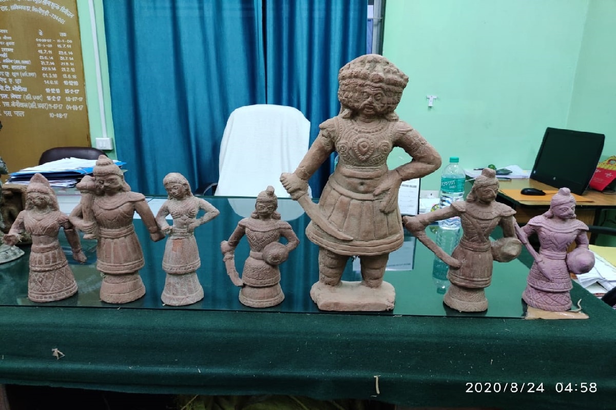 કોલકાતા કસ્ટમ વિભાગે અત્યાર સુધીનો મોટો પ્રાચીન મૂર્તિઓનો જથ્થો પકડી પડાવાની સફળતા મેળવી છે. એજન્સીએ અંદાજે 35.3 કરોડ રૂપિયાની કિંમતની 25 જેટલી પ્રાચીન સુંદર મૂર્તિઓ જપ્ત કરી છે. 23 ઓગસ્ટની રાતે પશ્ચિમ બંગાળના કસ્ટમ અધિકારીએ બાંગ્લાદેશ સીમા પાસે આવેલા દક્ષિણ દિનાજપુર જિલ્લામાં મૂર્તિઓ ભરેલી આ ટ્રકને અટકાવી હતી. અને તપાસ કરતા આ મૂર્તિઓનો મોટો જથ્થો મળી આવ્યો હતો. આ તમામ મૂર્તિઓને સાચવીને ઘાસ નીચે દબાવી સંતાડવામાં આવી હતી. કોલકાતા કસ્ટમ વિભાગે અત્યાર સુધીનો મોટો પ્રાચીન મૂર્તિઓનો જથ્થો પકડી પડાવાની સફળતા મેળવી છે. એજન્સીએ અંદાજે 35.3 કરોડ રૂપિયાની કિંમતની 25 જેટલી પ્રાચીન સુંદર મૂર્તિઓ જપ્ત કરી છે. 23 ઓગસ્ટની રાતે પશ્ચિમ બંગાળના કસ્ટમ અધિકારીએ બાંગ્લાદેશ સીમા પાસે આવેલા દક્ષિણ દિનાજપુર જિલ્લામાં મૂર્તિઓ ભરેલી આ ટ્રકને અટકાવી હતી. અને તપાસ કરતા આ મૂર્તિઓનો મોટો જથ્થો મળી આવ્યો હતો. આ તમામ મૂર્તિઓને સાચવીને ઘાસ નીચે દબાવી સંતાડવામાં આવી હતી.