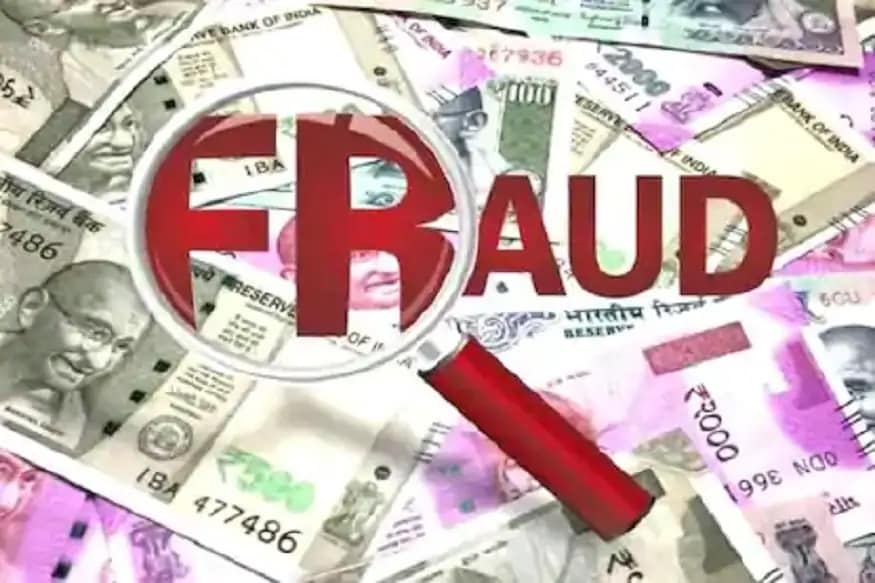 કોરોના સંકટની વચ્ચે બેંક ફ્રોડ (Bank Fraud Increasing) કેસમાં પણ સતત વધારો થઇ રહ્યો છે. હવે ઠગોએ છેતરપીંડી કરવા માટે નવા રસ્તા નીકાળ્યા છે કોરોનાની વચ્ચે તે લોકોની મજબૂરીનો ફાયદો લઇને ઠગાઇ કરી રહ્યા છે. જો તમારી પાસે કોઇ મેલ કે મેસેજ આવે છે જેમાં કહેવામાં આવે છે કે ફ્રી કોરોના ટેસ્ટ (Free Corona Test) કરાવો તો આ મેસેજ છેતરપીંડી કરવા માટેનો પણ હોઇ શકે. જે માટે સાવધાન થવાની જરૂરી છે. તમારા સ્માર્ટફોન કે કોમ્પ્યુટરમાંથી કોઇ છેતરપીંડી કરી તમારા બેંક એકાઉન્ટને ખાલી કરી શકે છે. કોરોના સંકટની વચ્ચે બેંક ફ્રોડ (Bank Fraud Increasing) કેસમાં પણ સતત વધારો થઇ રહ્યો છે. હવે ઠગોએ છેતરપીંડી કરવા માટે નવા રસ્તા નીકાળ્યા છે કોરોનાની વચ્ચે તે લોકોની મજબૂરીનો ફાયદો લઇને ઠગાઇ કરી રહ્યા છે. જો તમારી પાસે કોઇ મેલ કે મેસેજ આવે છે જેમાં કહેવામાં આવે છે કે ફ્રી કોરોના ટેસ્ટ (Free Corona Test) કરાવો તો આ મેસેજ છેતરપીંડી કરવા માટેનો પણ હોઇ શકે. જે માટે સાવધાન થવાની જરૂરી છે. તમારા સ્માર્ટફોન કે કોમ્પ્યુટરમાંથી કોઇ છેતરપીંડી કરી તમારા બેંક એકાઉન્ટને ખાલી કરી શકે છે.