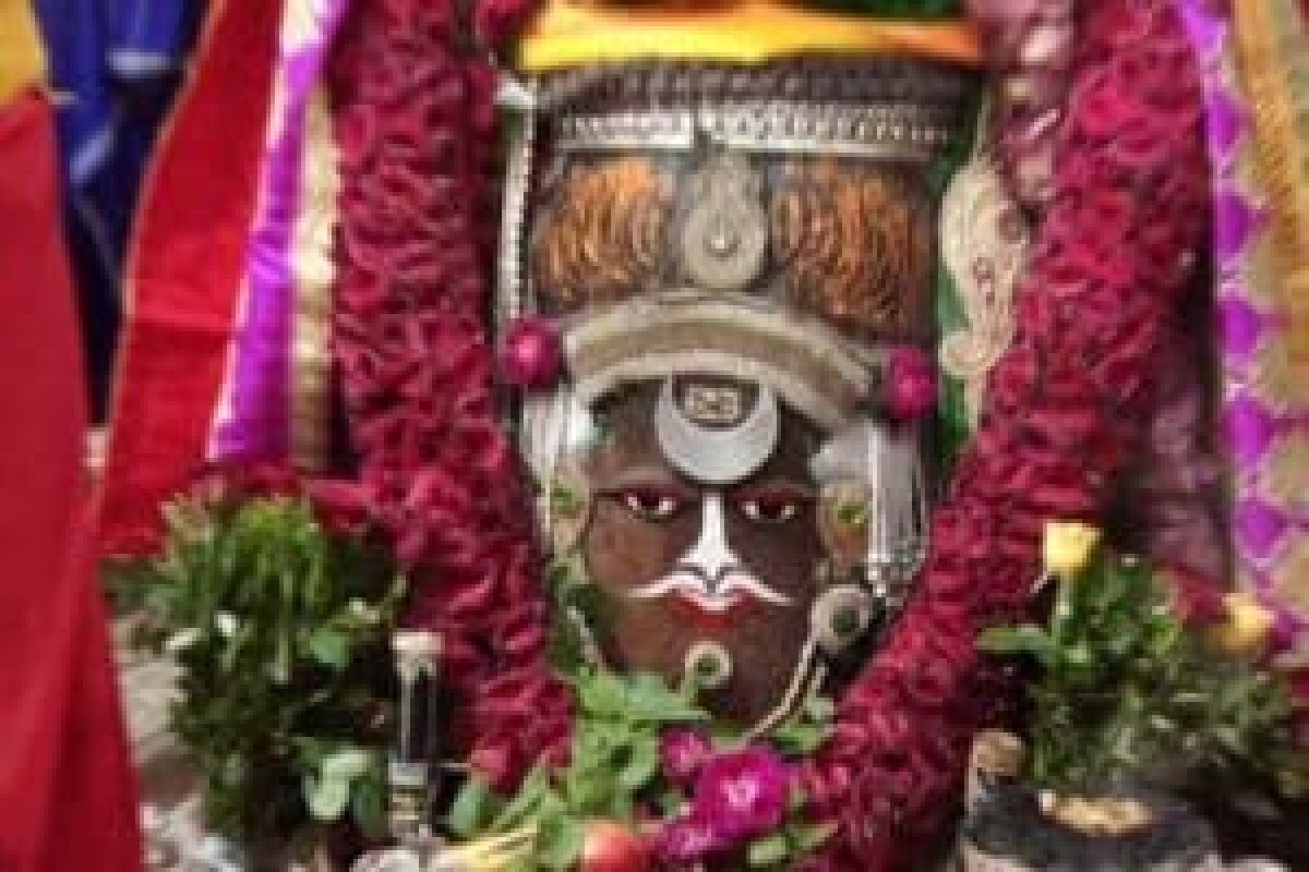 શ્રાવણ માસમાં (sawan 2020) શિવજીના (Shiva) વિવિધ મંદિરોના દર્શન કરવા ખૂબ જ પુણ્યશાળી માનવામાં આવે છે. શ્રાવણ માસમાં વિવિધ શિવ મંદિરો પર જળ ચઢાવવા માટે ખાસ યાત્રાઓ પણ થાય છે. પણ કોરોના કાળમાં વિવિધ મંદિરોની મુલાકાત કરવી અશક્ય છે. અને હાલ તો કોરોના સંકટમાં અનેક જાણીતા મંદિરો બંધ કરવામાં આવ્યા છે. ત્યારે અમે તમારા માટે જાણીતા મંદિકોની તસવીરો લાવ્યા છીએ. જેથી તમે ઘરે બેઠા શ્રાવણ માસમાં વિવિધ શિવમંદિરના દર્શન કરી શકો. આ છે ઉજ્જૈનના મહાકાલેશ્વરની ભસ્મ આરતી વખતનો દેખાવ. શ્રાવણ માસમાં (sawan 2020) શિવજીના (Shiva) વિવિધ મંદિરોના દર્શન કરવા ખૂબ જ પુણ્યશાળી માનવામાં આવે છે. શ્રાવણ માસમાં વિવિધ શિવ મંદિરો પર જળ ચઢાવવા માટે ખાસ યાત્રાઓ પણ થાય છે. પણ કોરોના કાળમાં વિવિધ મંદિરોની મુલાકાત કરવી અશક્ય છે. અને હાલ તો કોરોના સંકટમાં અનેક જાણીતા મંદિરો બંધ કરવામાં આવ્યા છે. ત્યારે અમે તમારા માટે જાણીતા મંદિકોની તસવીરો લાવ્યા છીએ. જેથી તમે ઘરે બેઠા શ્રાવણ માસમાં વિવિધ શિવમંદિરના દર્શન કરી શકો. આ છે ઉજ્જૈનના મહાકાલેશ્વરની ભસ્મ આરતી વખતનો દેખાવ.