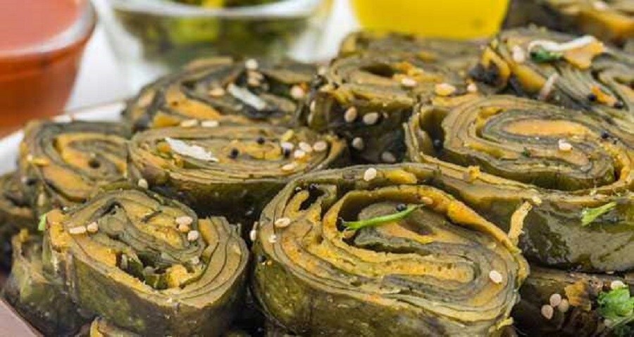 આ સામગ્રીનું માપ 4થી 5 પાન મુજબનું છે. 2 મોટી ચમચી ગોળ, 1 કપ ચણાનો લોટ, 1 નાની ચમચી ધાણાજીરૂ, 1 નાની ચમચી હળદર, 1 નાની ચમચી રાઈ, ચપટી હીંગ, 1 નાની ચમચી ગરમ મસાલા પાવડર, 2 નાની ચમચી તલના દાણા, 2 નાની ચમચી આદુ મરચાની પેસ્ટ, 2 મોટી ચમચી તેલ, 2 મોટી ચમચી આંબલીનો રસ, સ્વાદ મુજબ નમક અને પાણી જરૂર અનુસાર. સૌ પ્રથમ અળવીના પાનને ધોઈને સાફ કરો અને પાનની પાછળના ભાગે આવેલી જાડી નસોને ચપ્પુની મદદથી કાપી લો. પાન સૂકાય ત્યાં સુધી એક કપ પાણીમાં ગોળ ઓગાળીને તેને થોડુ ગરમ કરી લો. પાતરાની અંદરનો મસાલો તૈયાર કરવા માટે એક વાસણમાં ચણાનો લોટ, ધાણાજીરુ, ગરમ મસાલો, હીંગ, આદુ મરચાની પેસ્ટ, નમક, તલના દાણા, તેલ અને આમલીનો રસ નાંખીને બરાબર હલાવી લો. તમે ઇચ્છો તો આમા લસણની પેસ્ટ પણ ઉમેરી શકો છો. આ સામગ્રીનું માપ 4થી 5 પાન મુજબનું છે. 2 મોટી ચમચી ગોળ, 1 કપ ચણાનો લોટ, 1 નાની ચમચી ધાણાજીરૂ, 1 નાની ચમચી હળદર, 1 નાની ચમચી રાઈ, ચપટી હીંગ, 1 નાની ચમચી ગરમ મસાલા પાવડર, 2 નાની ચમચી તલના દાણા, 2 નાની ચમચી આદુ મરચાની પેસ્ટ, 2 મોટી ચમચી તેલ, 2 મોટી ચમચી આંબલીનો રસ, સ્વાદ મુજબ નમક અને પાણી જરૂર અનુસાર. સૌ પ્રથમ અળવીના પાનને ધોઈને સાફ કરો અને પાનની પાછળના ભાગે આવેલી જાડી નસોને ચપ્પુની મદદથી કાપી લો. પાન સૂકાય ત્યાં સુધી એક કપ પાણીમાં ગોળ ઓગાળીને તેને થોડુ ગરમ કરી લો. પાતરાની અંદરનો મસાલો તૈયાર કરવા માટે એક વાસણમાં ચણાનો લોટ, ધાણાજીરુ, ગરમ મસાલો, હીંગ, આદુ મરચાની પેસ્ટ, નમક, તલના દાણા, તેલ અને આમલીનો રસ નાંખીને બરાબર હલાવી લો. તમે ઇચ્છો તો આમા લસણની પેસ્ટ પણ ઉમેરી શકો છો.