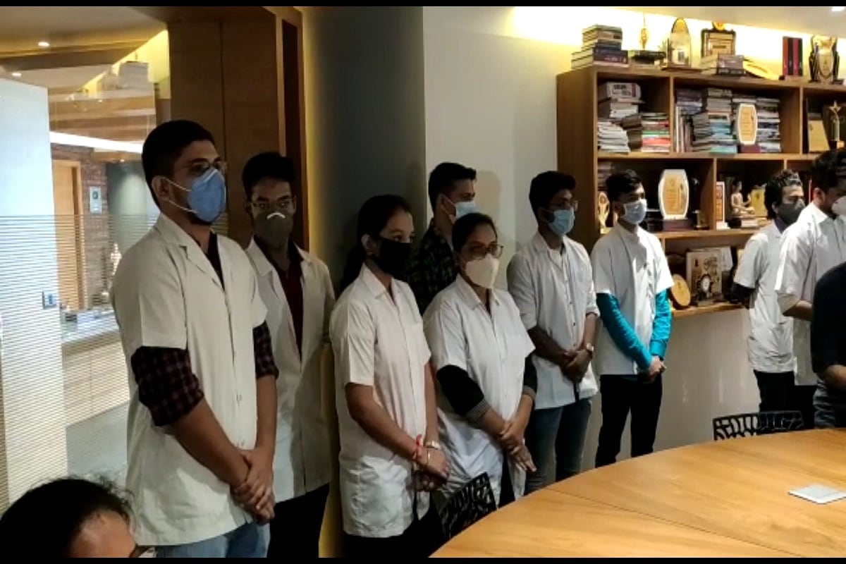 નામ નહીં આપવાની શરતે વિદ્યાર્થીઓએ જણાવ્યું હતું કે તેમને ફી નહીં ભરે તો પરીક્ષામાં નહીં બેસવા દેવાની ધમકી આપવામાં આવે છે. જેથી વિદ્યાર્થીઓએ સેલ્ફ ફાયનાન્સ મેડિકલ સ્ટુડન્ટસ યુનિયન બનાવ્યું છે .જેમની માંગ છે કે ફી માં 40 થી 50 ટકા રાહત આપવામાં આવે. અનેક રજુઆત છતાં સરકાર વિદ્યાર્થીઓનું સાંભળતી નથી વિદ્યાર્થીઓ એક સેમિસ્ટરની 1.5 લાખથી 8 લાખ સુધીની ફી ભરે છે. 5 હજાર જેટલા વિદ્યાર્થીઓને ફી ભરવામાં મુશ્કેલી પડી રહી છે. ફીમાં રાહત નહીં મળે તો 5 હજાર વિદ્યાર્થીઓ અભ્યાસ છોડવા મજબૂર બનશે. અનેક વિદ્યાર્થીઓ લોન લઈને અભ્યાસ કરે છે. નામ નહીં આપવાની શરતે વિદ્યાર્થીઓએ જણાવ્યું હતું કે તેમને ફી નહીં ભરે તો પરીક્ષામાં નહીં બેસવા દેવાની ધમકી આપવામાં આવે છે. જેથી વિદ્યાર્થીઓએ સેલ્ફ ફાયનાન્સ મેડિકલ સ્ટુડન્ટસ યુનિયન બનાવ્યું છે .જેમની માંગ છે કે ફી માં 40 થી 50 ટકા રાહત આપવામાં આવે. અનેક રજુઆત છતાં સરકાર વિદ્યાર્થીઓનું સાંભળતી નથી વિદ્યાર્થીઓ એક સેમિસ્ટરની 1.5 લાખથી 8 લાખ સુધીની ફી ભરે છે. 5 હજાર જેટલા વિદ્યાર્થીઓને ફી ભરવામાં મુશ્કેલી પડી રહી છે. ફીમાં રાહત નહીં મળે તો 5 હજાર વિદ્યાર્થીઓ અભ્યાસ છોડવા મજબૂર બનશે. અનેક વિદ્યાર્થીઓ લોન લઈને અભ્યાસ કરે છે.