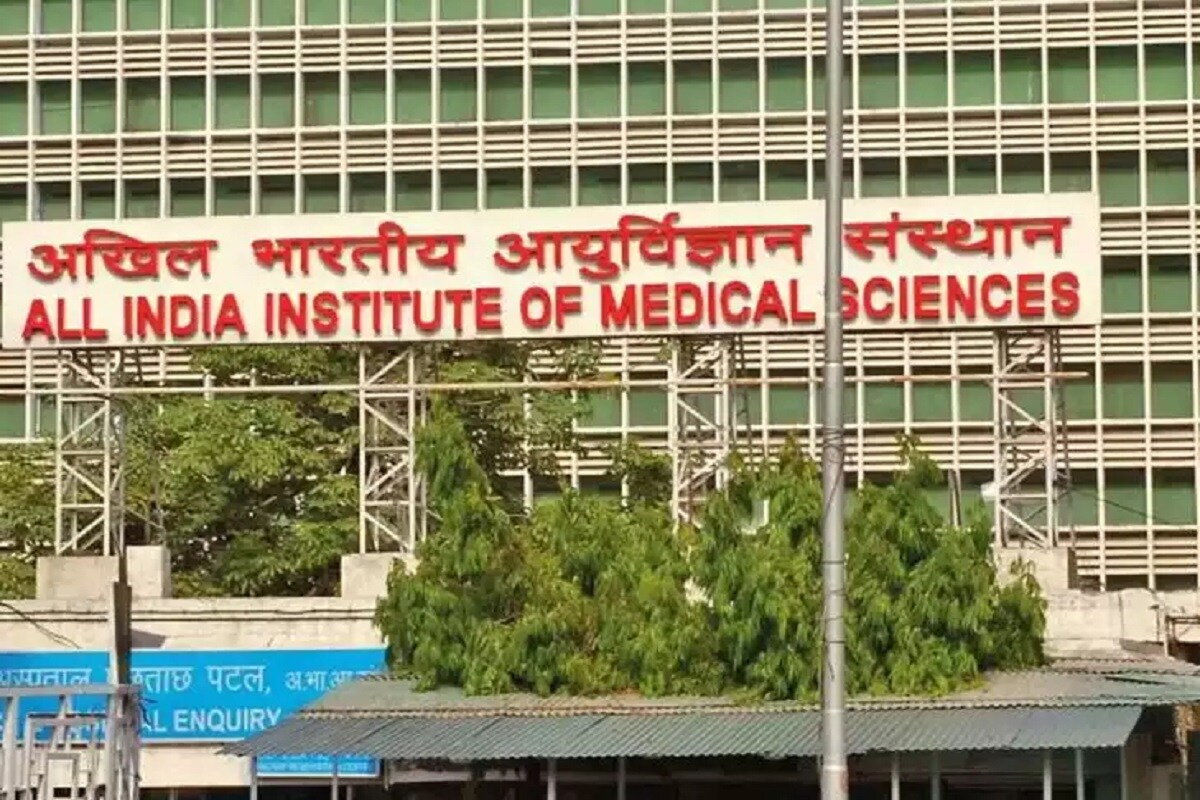 એમ્સના (AIIMS)ના નિર્દેશક ડૉ. રણદીપ ગુલેરિયા (Randeep Guleria)એ ગુરુવારે કહ્યું કે એમ્સમાં કોરોનાના 30 દર્દીઓ પર સ્ટડી કરવામાં આવી હતી પણ પરિક્ષણ દરમિયાન પ્લાઝ્મા થેરાપીનો કોઈ વધારે ફાયદો નજર આવ્યો નથી. તેમણે કહ્યું કે પરિક્ષણ દરમિયાન એક સમૂહને માનક સહયોગ સારવાર સાથે પ્લાઝ્મા થેરાપી આપવામાં આવી હતી. જ્યારે બીજા સમૂહને માનક સારવાર આપવામાં આવી હતી. બંને સમૂહોમાં મૃત્યુદર એક સરખો રહ્યો હતો અને દર્દીઓની સ્થિતિમાં વધારે ક્લિનિકલ સુધારો થયો નથી. એમ્સના (AIIMS)ના નિર્દેશક ડૉ. રણદીપ ગુલેરિયા (Randeep Guleria)એ ગુરુવારે કહ્યું કે એમ્સમાં કોરોનાના 30 દર્દીઓ પર સ્ટડી કરવામાં આવી હતી પણ પરિક્ષણ દરમિયાન પ્લાઝ્મા થેરાપીનો કોઈ વધારે ફાયદો નજર આવ્યો નથી. તેમણે કહ્યું કે પરિક્ષણ દરમિયાન એક સમૂહને માનક સહયોગ સારવાર સાથે પ્લાઝ્મા થેરાપી આપવામાં આવી હતી. જ્યારે બીજા સમૂહને માનક સારવાર આપવામાં આવી હતી. બંને સમૂહોમાં મૃત્યુદર એક સરખો રહ્યો હતો અને દર્દીઓની સ્થિતિમાં વધારે ક્લિનિકલ સુધારો થયો નથી.