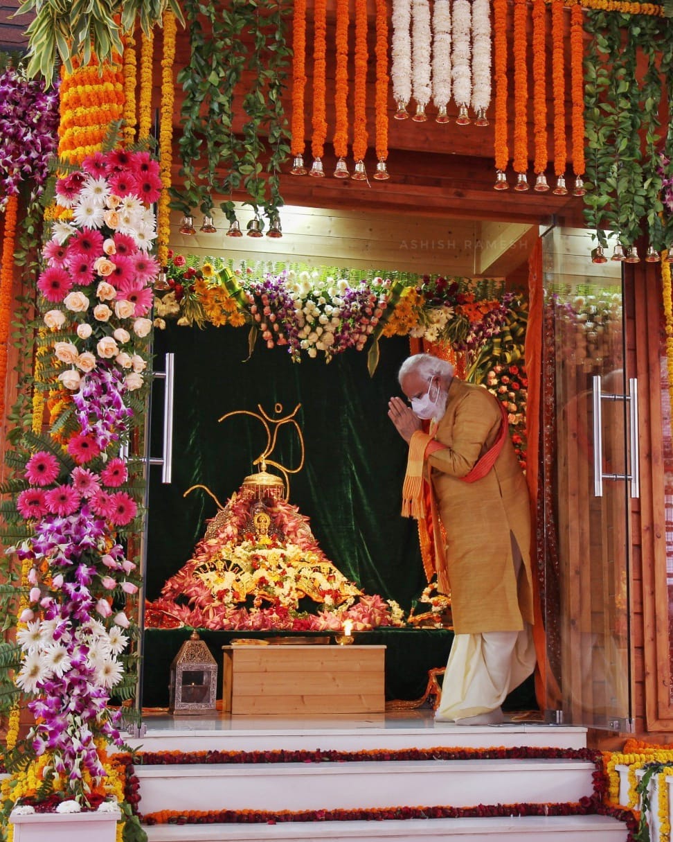 બારાબંકી જિલ્લાના પારિજાતનું વૃક્ષ મહાભારત સમયનું માનવામાં આવે છે જે લગભગ 45 ફૂટ ઊંચુ છે. માન્યતા છે કે, પારિજાત વૃક્ષની ઉત્પત્તિ સમુદ્ર મંથનમાંથી થઈ હતી જેને ઇન્દ્રએ પોતાની વાટિકામાં લગાવ્યું હતુ. અજ્ઞાતવાસ દરમિયાન માતા કુંતીએ પારિજાત પુષ્પથી શિવ પૂજા કરવાની ઇચ્છા વ્યક્ત કરી હતી. માતાની ઇચ્છા પૂર્ણ કરવા માટે અર્જુને સ્વર્ગથી આ વૃક્ષને લઇને અહીં સ્થાપિત કરી દીધું. ત્યારથી આ વૃક્ષની પૂજા-અર્ચના કરવામાં આવે છે.<br />(પીએમ મોદી અયોધ્યામાં) બારાબંકી જિલ્લાના પારિજાતનું વૃક્ષ મહાભારત સમયનું માનવામાં આવે છે જે લગભગ 45 ફૂટ ઊંચુ છે. માન્યતા છે કે, પારિજાત વૃક્ષની ઉત્પત્તિ સમુદ્ર મંથનમાંથી થઈ હતી જેને ઇન્દ્રએ પોતાની વાટિકામાં લગાવ્યું હતુ. અજ્ઞાતવાસ દરમિયાન માતા કુંતીએ પારિજાત પુષ્પથી શિવ પૂજા કરવાની ઇચ્છા વ્યક્ત કરી હતી. માતાની ઇચ્છા પૂર્ણ કરવા માટે અર્જુને સ્વર્ગથી આ વૃક્ષને લઇને અહીં સ્થાપિત કરી દીધું. ત્યારથી આ વૃક્ષની પૂજા-અર્ચના કરવામાં આવે છે.<br />(પીએમ મોદી અયોધ્યામાં)