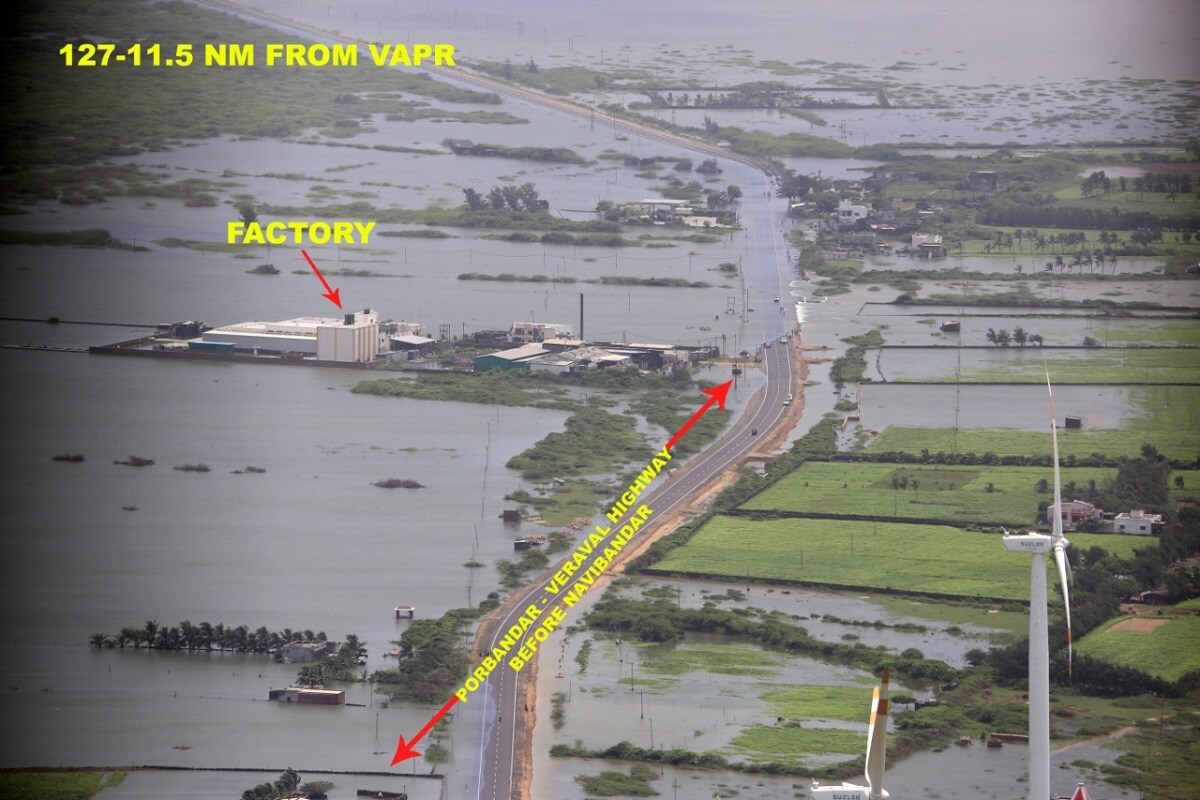 પ્રતિશ શિલુ, પોરબંદર : હાલ આખા રાજ્યમાં (Gujarat) વરસાદી માહોલ જામ્યો છે ત્યારે પોરબંદરની (Porbandar) કેટલીક તસવીરો સોશિયલ મીડિયામાં (SocialMedia) વાયરલ થઇ રહી છે. પોરબંદર જિલ્લાની આ તસવીરો ડ્રોન દ્વારા લેવામાં આવેલી છે. પોરબંદર જિલ્લાના ઘેડપંથક તેમજ શહેરના નીચાણવાળા વિસ્તારમાં જે રીતે જળબંબાકાર છે તે દેખાઇ રહ્યું છે. પરંતુ આ તસવીરો ક્યારની છે તે હજી સ્પષ્ટ થઇ નથી રહ્યું. સમગ્ર સૌરાષ્ટ્રમાં ભારે વરસાદ પડતાં ધોરાજી નજીકના ભાદર 2 ડેમ સહિત ઉપરવાસના અનેક ડેમ અને નદીના ધસમસતા પાણી પોરબંદર જિલ્લાના અનેક ગામોમાં પહોંચી જતા હોય છે. જેના કારણે જિલ્લાના ગરેજ, ચિકાસા , નવીબંદર, રાજપર સહિતના ગામ અને હાઈવેમાં ભરાયેલા પાણીની ડ્રોન કેમેરાથી લેવાયેલી આ તસવીરો છે. માનવામાં આવી રહ્યું છે કે આ તસવીરો એક મહિના પહેલાની છે પરંતુ હાલ સોશિયલ મીડિયામાં વહેતી થઇ છે. પ્રતિશ શિલુ, પોરબંદર : હાલ આખા રાજ્યમાં (Gujarat) વરસાદી માહોલ જામ્યો છે ત્યારે પોરબંદરની (Porbandar) કેટલીક તસવીરો સોશિયલ મીડિયામાં (SocialMedia) વાયરલ થઇ રહી છે. પોરબંદર જિલ્લાની આ તસવીરો ડ્રોન દ્વારા લેવામાં આવેલી છે. પોરબંદર જિલ્લાના ઘેડપંથક તેમજ શહેરના નીચાણવાળા વિસ્તારમાં જે રીતે જળબંબાકાર છે તે દેખાઇ રહ્યું છે. પરંતુ આ તસવીરો ક્યારની છે તે હજી સ્પષ્ટ થઇ નથી રહ્યું. સમગ્ર સૌરાષ્ટ્રમાં ભારે વરસાદ પડતાં ધોરાજી નજીકના ભાદર 2 ડેમ સહિત ઉપરવાસના અનેક ડેમ અને નદીના ધસમસતા પાણી પોરબંદર જિલ્લાના અનેક ગામોમાં પહોંચી જતા હોય છે. જેના કારણે જિલ્લાના ગરેજ, ચિકાસા , નવીબંદર, રાજપર સહિતના ગામ અને હાઈવેમાં ભરાયેલા પાણીની ડ્રોન કેમેરાથી લેવાયેલી આ તસવીરો છે. માનવામાં આવી રહ્યું છે કે આ તસવીરો એક મહિના પહેલાની છે પરંતુ હાલ સોશિયલ મીડિયામાં વહેતી થઇ છે.