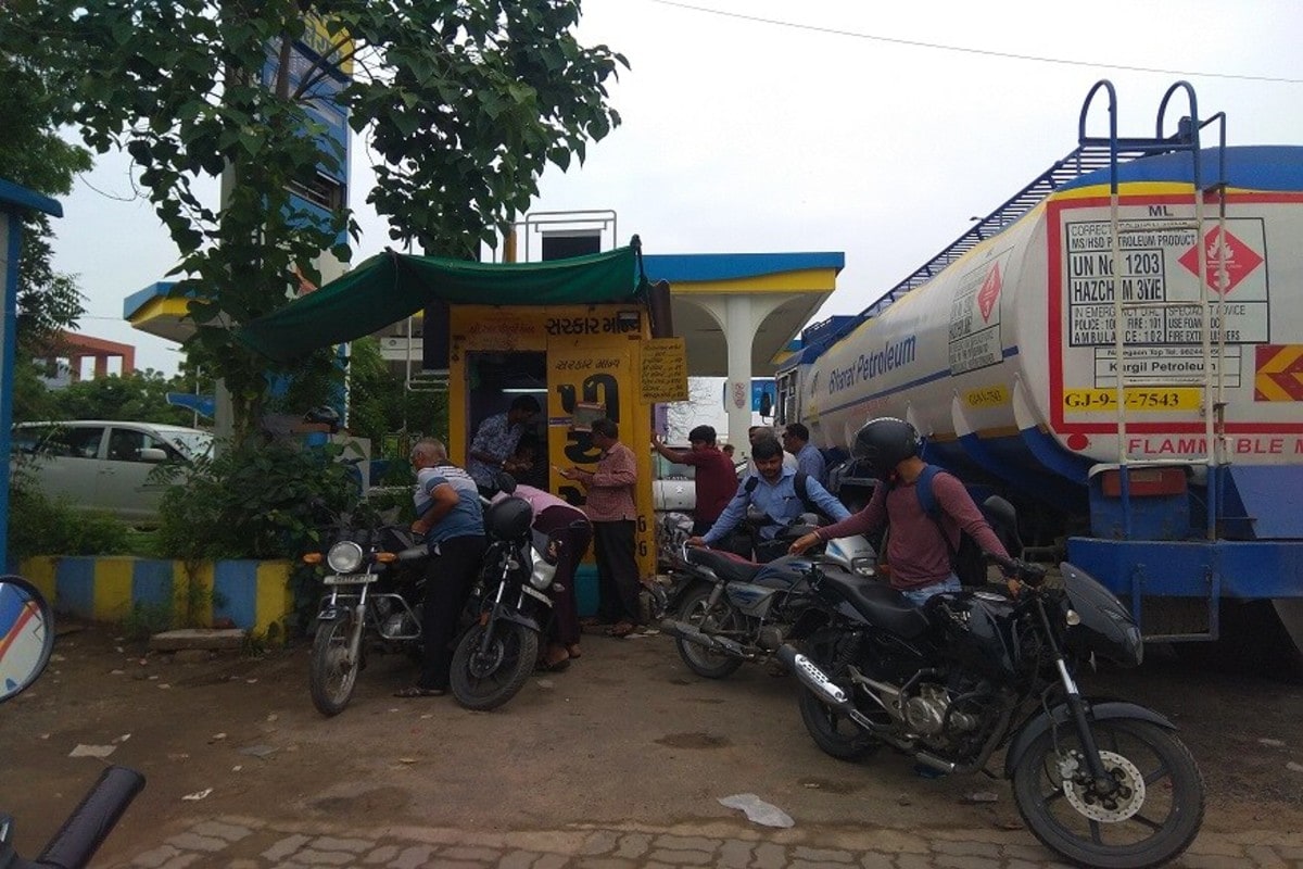 ચટાલ અમદાવાદ : રાજ્ય સરકારે હવે વાહનોનું PUC કઢાવવા માટે નવા દર બહાર પાડ્યા છે. અગાઉનના દરમાં વધારો ઝીંકતા સરકારે વાહનોનું PUC કાઢવા માટે ટુ-વ્હીલર , ફોર-વ્હીલરોના જાહેર કર્યા નવા ભાવ, અગાઉ ટુ-વ્હીલરો માટે PUCનો દર રુપિયા 20 હતો જ્યારે ફોર વ્હિલરો માટેનો દર રુપિયા 50 હતો. આ દરમાં વધારો કરતા સરકારે નવા દર બહાર પાડ્યા છે. ચટાલ અમદાવાદ : રાજ્ય સરકારે હવે વાહનોનું PUC કઢાવવા માટે નવા દર બહાર પાડ્યા છે. અગાઉનના દરમાં વધારો ઝીંકતા સરકારે વાહનોનું PUC કાઢવા માટે ટુ-વ્હીલર , ફોર-વ્હીલરોના જાહેર કર્યા નવા ભાવ, અગાઉ ટુ-વ્હીલરો માટે PUCનો દર રુપિયા 20 હતો જ્યારે ફોર વ્હિલરો માટેનો દર રુપિયા 50 હતો. આ દરમાં વધારો કરતા સરકારે નવા દર બહાર પાડ્યા છે.