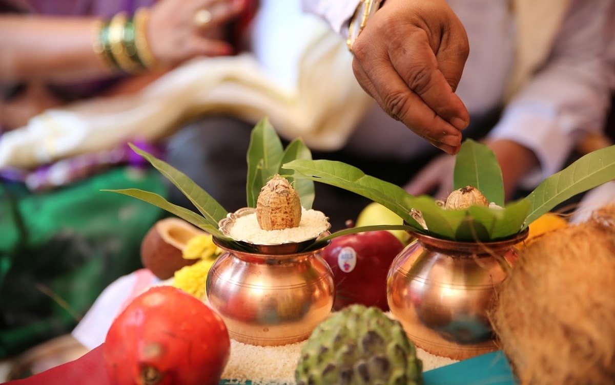 સાથે જ જો તમે નકોડા ઉપવાસ ન કરતા હોવ તો વ્રતના દિવસોમાં પાણી વધારે પ્રમાણમાં લેવું. દિવસભરમાં 8થી 10 ગ્લાસ પાણી ઉપરાંત અન્ય તરલ પદાર્થો પીવો. વ્રત દરમિયાન લીંબુ પાણી, કાકડીનો રસ, ફુદીનાનું પાણી, જ્યૂસ, નાળિયેર પાણી પણ લઇ શકો છો. આ ઉપરાંત સૂપ કે અન્ય ગરમ પ્રવાહી લઈ શકાય છે. સાથે જ જો તમે નકોડા ઉપવાસ ન કરતા હોવ તો વ્રતના દિવસોમાં પાણી વધારે પ્રમાણમાં લેવું. દિવસભરમાં 8થી 10 ગ્લાસ પાણી ઉપરાંત અન્ય તરલ પદાર્થો પીવો. વ્રત દરમિયાન લીંબુ પાણી, કાકડીનો રસ, ફુદીનાનું પાણી, જ્યૂસ, નાળિયેર પાણી પણ લઇ શકો છો. આ ઉપરાંત સૂપ કે અન્ય ગરમ પ્રવાહી લઈ શકાય છે.