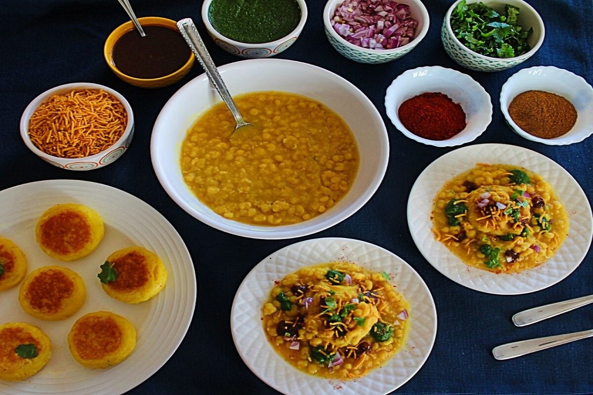 પેટીસ માટે : બટાકાને બાફી, છોલી, તેનો માવો બનાવવો. તેમાં મીઠું વાટેલાં આદુ-મરચાં અને આરારૂટ નાંખી, બરાબર મિક્સ કરી, બટાકાની કણકમાંથી તમને ગમતી આકારની પેટીસ બનાવી, તવા ઉપર તેલથી બદામી રંગની તળી લેવી. તવા પર મધ્યમ તાપ પર ધીરે ધીરે ચારે બાજુ શેકાવા દો. સર્વિંગ માટે એક ડિશમાં બે પેટીસ મૂકી ઉપર ગરમ રગડો નાંખી, બારીક સમારેલી ડુંગળી, કોપરાનું ખમણ નાંખવું. ઉપર બે ચમચી લીલી ચટણી નાંખવી અને ગોળ આંબલીની ચટણી નાંખવી. તમે ઇચ્છો તો થોડુ દહીં પણ નાંખી શકો છો. તો તૈયાર છે તમારી રગડા પેટીસ પેટીસ માટે : બટાકાને બાફી, છોલી, તેનો માવો બનાવવો. તેમાં મીઠું વાટેલાં આદુ-મરચાં અને આરારૂટ નાંખી, બરાબર મિક્સ કરી, બટાકાની કણકમાંથી તમને ગમતી આકારની પેટીસ બનાવી, તવા ઉપર તેલથી બદામી રંગની તળી લેવી. તવા પર મધ્યમ તાપ પર ધીરે ધીરે ચારે બાજુ શેકાવા દો. સર્વિંગ માટે એક ડિશમાં બે પેટીસ મૂકી ઉપર ગરમ રગડો નાંખી, બારીક સમારેલી ડુંગળી, કોપરાનું ખમણ નાંખવું. ઉપર બે ચમચી લીલી ચટણી નાંખવી અને ગોળ આંબલીની ચટણી નાંખવી. તમે ઇચ્છો તો થોડુ દહીં પણ નાંખી શકો છો. તો તૈયાર છે તમારી રગડા પેટીસ