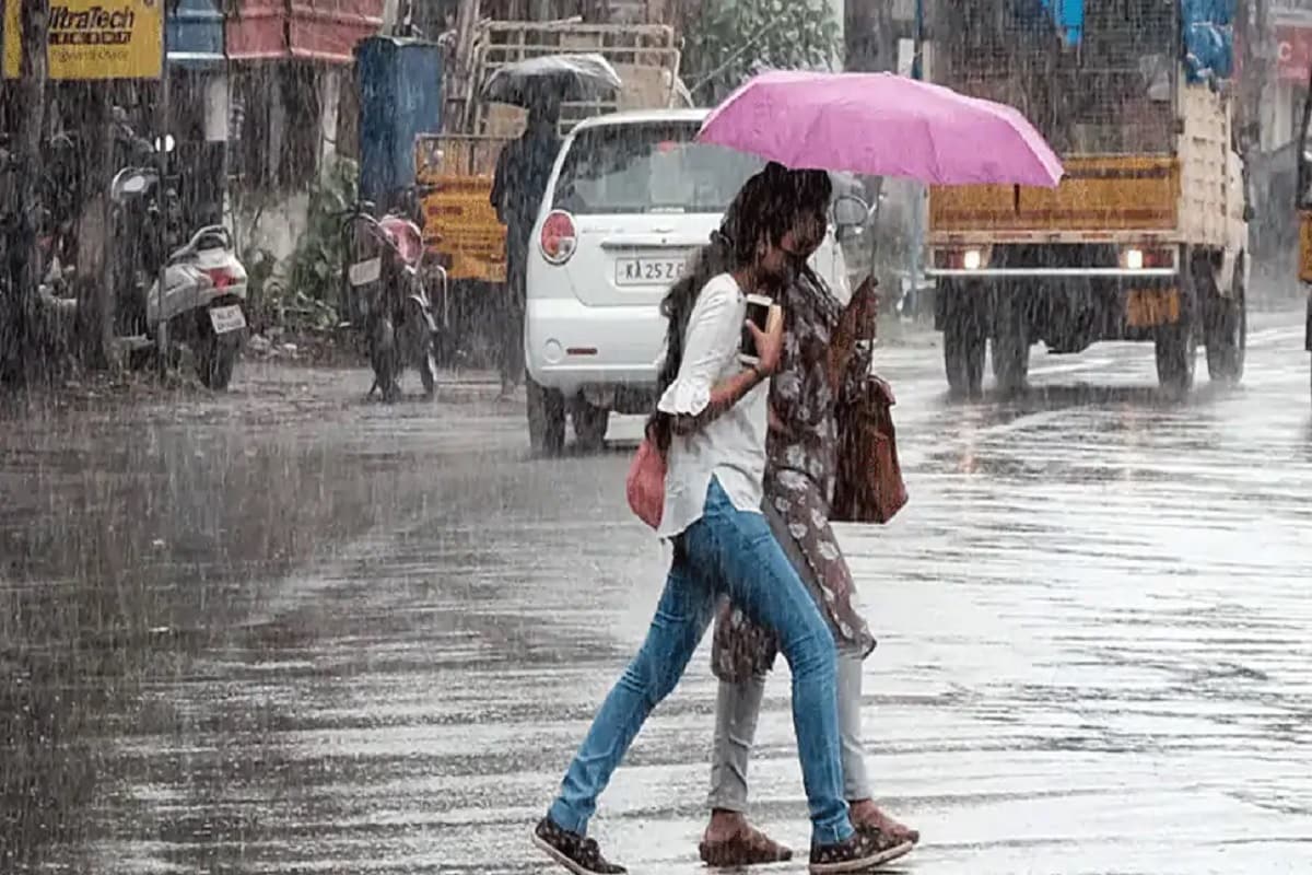 રાજ્યમાં (Gujarat) આ વખતે ઓગસ્ટ (August) મહિનામાં જ 100 ટકાથી વધુ વરસાદ (Monsoon) વરસી ગયો છે. ત્યારે રાહતના સમાચાર છે કે, 26મી ઓગસ્ટથી રાજ્યમાં વરસાદનું જોર ઘટશે. હવામાન વિભાગ (IMD)ના કહેવા પ્રમાણે 26થી 29મી ઓગસ્ટ સુધી વરસાદમાં રાહત મળશે. 26 ઓગસ્ટના રોજ બનાસકાંઠા, સુરત અને કચ્છમાં વરસાદ રહશે. જ્યારે અન્ય જિલ્લામાં વરસાદનું જોર ઘટશે. છેલ્લા 24 કલાકમાં એટલે મંગંળવારે રાતે 12 કલાક સુધીમાં રાજ્યનાં 141 તાલુકામાં વરસાદ વરસ્યો છે. આ સાથે સૌથી વધુ વરસાદ કચ્છનાં લખપતમાં 2.76 ઇંચ નોંધાયો છે. રાજ્યમાં (Gujarat) આ વખતે ઓગસ્ટ (August) મહિનામાં જ 100 ટકાથી વધુ વરસાદ (Monsoon) વરસી ગયો છે. ત્યારે રાહતના સમાચાર છે કે, 26મી ઓગસ્ટથી રાજ્યમાં વરસાદનું જોર ઘટશે. હવામાન વિભાગ (IMD)ના કહેવા પ્રમાણે 26થી 29મી ઓગસ્ટ સુધી વરસાદમાં રાહત મળશે. 26 ઓગસ્ટના રોજ બનાસકાંઠા, સુરત અને કચ્છમાં વરસાદ રહશે. જ્યારે અન્ય જિલ્લામાં વરસાદનું જોર ઘટશે. છેલ્લા 24 કલાકમાં એટલે મંગંળવારે રાતે 12 કલાક સુધીમાં રાજ્યનાં 141 તાલુકામાં વરસાદ વરસ્યો છે. આ સાથે સૌથી વધુ વરસાદ કચ્છનાં લખપતમાં 2.76 ઇંચ નોંધાયો છે.