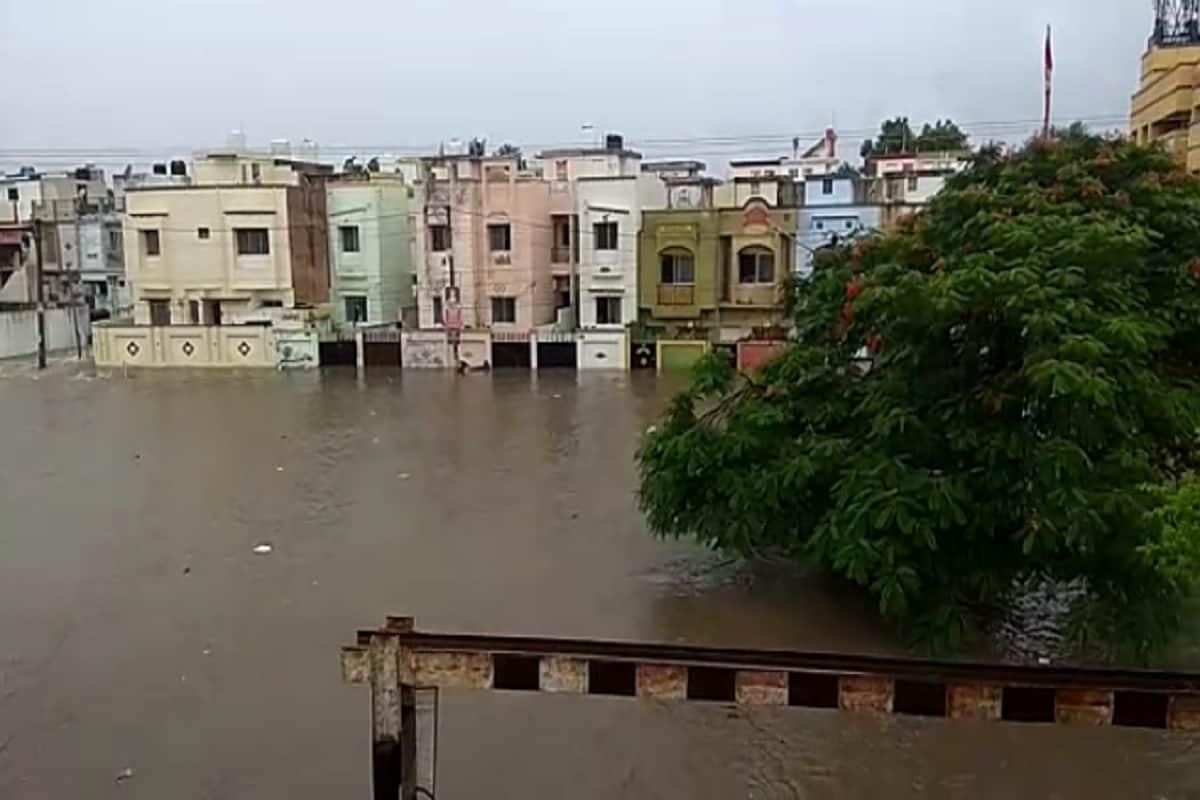 રાજ્યમાં (Gujarat) હવામાન વિભાગે કરેલી ભારે વરસાદની (haevy rainfall forecast) આગાહી મુજબ હજુ બે દિવસ ભારે વરસાદ પડશે. ત્યારે ગુજરાતનાં અનેક વિસ્તારોમાં સવારથી ધોધમાર વરસાદ વરસી રહ્યો છે. તો આંકડા પ્રમાણે વરસાદની (monsoon) વાત કરીએ તો આજે સવારે 6 કલાકથી બપોરે 12 વાગ્યા સુધી સૌથી વધુ વરસાદ પંચમહાલનાં હાલોલમાં 5.32 ઇંચ નોંધાયો છે. એટલે હાલોલમાં માત્ર ચાર જ કલાકમાં 5.32 ઇંચ વરસાદ નોંધાયો છે. જે બાદ રાજકોટમાં 4.88 ઇંચ વરસાદ વરસ્યો છે. આ ઉપરાંત બનાસકાંઠાના દાંતામાં 4.72 ઇંચ, કોટડસંઘાણીમમાં 4,52 ઇંચ, વડોદરામાં 4.28 ઇંચ વરસાદ નોંધાયો છે. રાજ્યમાં (Gujarat) હવામાન વિભાગે કરેલી ભારે વરસાદની (haevy rainfall forecast) આગાહી મુજબ હજુ બે દિવસ ભારે વરસાદ પડશે. ત્યારે ગુજરાતનાં અનેક વિસ્તારોમાં સવારથી ધોધમાર વરસાદ વરસી રહ્યો છે. તો આંકડા પ્રમાણે વરસાદની (monsoon) વાત કરીએ તો આજે સવારે 6 કલાકથી બપોરે 12 વાગ્યા સુધી સૌથી વધુ વરસાદ પંચમહાલનાં હાલોલમાં 5.32 ઇંચ નોંધાયો છે. એટલે હાલોલમાં માત્ર ચાર જ કલાકમાં 5.32 ઇંચ વરસાદ નોંધાયો છે. જે બાદ રાજકોટમાં 4.88 ઇંચ વરસાદ વરસ્યો છે. આ ઉપરાંત બનાસકાંઠાના દાંતામાં 4.72 ઇંચ, કોટડસંઘાણીમમાં 4,52 ઇંચ, વડોદરામાં 4.28 ઇંચ વરસાદ નોંધાયો છે.