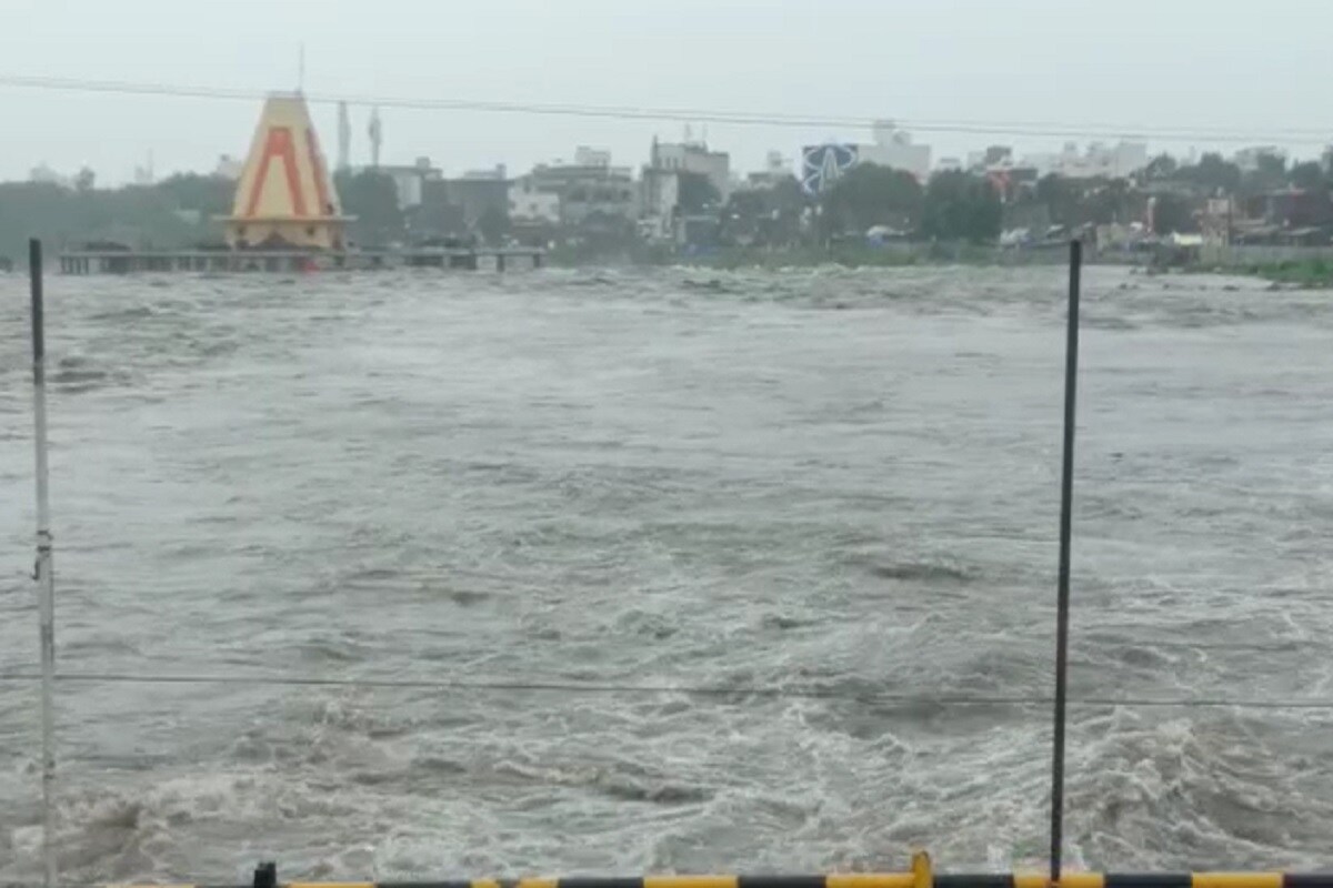 રાજકોટની આજી નદીમાં પૂરની સ્થિતિ સર્જાતા 1000થી 1200 લોકોનું સ્થળાંતર કરવામાં આવ્યું છે. ઉપરવાસ અને રાજકોટમાં વરસાદને કારણે આજી નદી ગાંડીતૂર થઇ છે. આજી ડેમની જળ સપાટી વધતા પાણી નદીમાં આવ્યું છે અને નદીનાં પાણી લોકોના ઘર સુધી પહોંચી જતા સ્થિતિ વણસી છે. જોકે, તંત્ર ગઇકાલે શનિવારથી લોકોને સ્થળાતંર કરાવી રહ્યું છે. હાલ રામનાથપરા, ભવાનીનગર વિસ્તારમાં વરસાદી પાણી આવી ગયા છે. રાજકોટની આજી નદીમાં પૂરની સ્થિતિ સર્જાતા 1000થી 1200 લોકોનું સ્થળાંતર કરવામાં આવ્યું છે. ઉપરવાસ અને રાજકોટમાં વરસાદને કારણે આજી નદી ગાંડીતૂર થઇ છે. આજી ડેમની જળ સપાટી વધતા પાણી નદીમાં આવ્યું છે અને નદીનાં પાણી લોકોના ઘર સુધી પહોંચી જતા સ્થિતિ વણસી છે. જોકે, તંત્ર ગઇકાલે શનિવારથી લોકોને સ્થળાતંર કરાવી રહ્યું છે. હાલ રામનાથપરા, ભવાનીનગર વિસ્તારમાં વરસાદી પાણી આવી ગયા છે.