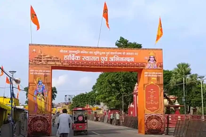 અયોધ્યાઃ ભવ્ય રામ મંદિર (Ram Mandir) નિર્માણ માટે ભૂમિ પૂજનના મુખય કાર્યક્રમની શરૂઆત 5 ઓગસ્ટે થશે. જોકે, ભૂમિ પૂજન માટે ધાર્મિક અનુષ્ઠાન સોમવારથી જ શરૂ થઈ ગયા છે. ગૌર-ગણેશ પૂજનની સાથે તેની શરૂઆત થઈ. મંગળવારે રામાર્ચા પૂજા થશે, પરંતુ મુખ્ય પૂજન 5 ઓગસ્ટે વડાપ્રધાન નરેન્દ્ર મોદી (Prime Minister Narendra Modi) નિર્ધારિત શુભ મુહૂર્તમાં કરશે. આ મુહૂર્ત 32 સેકન્ડનું છે જે બપોરે 12 વાગીને 44 મિનિટ 8 સેકન્ડથી 12 વાગીને 44 મિનિટ 40 સેકન્ડની વચ્ચે છે. આ મુહૂર્તની વચ્ચે વડાપ્રધાન ચાંદીની ઈંટથી રામ મંદિરનું શિલાન્યાસ કરશે. અયોધ્યાઃ ભવ્ય રામ મંદિર (Ram Mandir) નિર્માણ માટે ભૂમિ પૂજનના મુખય કાર્યક્રમની શરૂઆત 5 ઓગસ્ટે થશે. જોકે, ભૂમિ પૂજન માટે ધાર્મિક અનુષ્ઠાન સોમવારથી જ શરૂ થઈ ગયા છે. ગૌર-ગણેશ પૂજનની સાથે તેની શરૂઆત થઈ. મંગળવારે રામાર્ચા પૂજા થશે, પરંતુ મુખ્ય પૂજન 5 ઓગસ્ટે વડાપ્રધાન નરેન્દ્ર મોદી (Prime Minister Narendra Modi) નિર્ધારિત શુભ મુહૂર્તમાં કરશે. આ મુહૂર્ત 32 સેકન્ડનું છે જે બપોરે 12 વાગીને 44 મિનિટ 8 સેકન્ડથી 12 વાગીને 44 મિનિટ 40 સેકન્ડની વચ્ચે છે. આ મુહૂર્તની વચ્ચે વડાપ્રધાન ચાંદીની ઈંટથી રામ મંદિરનું શિલાન્યાસ કરશે.