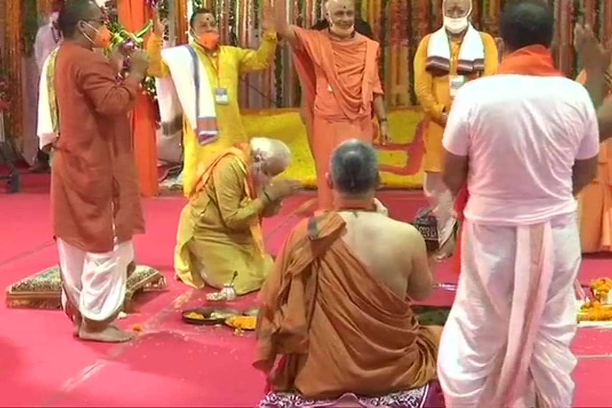 ભૂમિ પૂજન કાર્યક્રમમાં વડાપ્રધાન નરેન્દ્ર મોદીએ પૂજા વિધિને અનુરૂપ ધોતી કૂર્તાના પહેરવેશમાં નજરે પડ્યા હતા. ભૂમિ પૂજન કાર્યક્રમમાં વડાપ્રધાન નરેન્દ્ર મોદીએ પૂજા વિધિને અનુરૂપ ધોતી કૂર્તાના પહેરવેશમાં નજરે પડ્યા હતા.