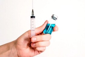 દુનિયાની પહેલી કોરોના વેક્સીન આવ્યા પહેલા જ કેમ ઘેરાઈ વિવાદોમાં?