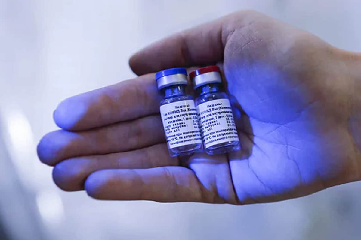 કોરોના વાયરસની વેક્સીન (corona veccine) બનાવવામાં રશિયા (Russia) આગળ નીકળી ગયું છે ત્યારે આ રસી અંગે વધુ એક મહત્વના સમાચાર આવી રહ્યા છે. 18 વર્ષથી ઓછા અને 60 વર્ષથી વધારે ઉંમરના લોકોને રશિયન કોરોના વેક્સીન લગાવવાની મંજૂરી મળી નથી. Fontanka ન્યૂઝ એજન્સીના એક રિપોર્ટમાં આ દાવો કરવામાં આવ્યો છે. ડેઈલી મેલમાં છપાયેલા રિપોર્ટ પ્રમાણે ગર્ભવતી, સ્તનપાન કરાવનાર મહિલાઓને પણ વેક્સીન આપવામાં નહીં આવે. કોરોના વાયરસની વેક્સીન (corona veccine) બનાવવામાં રશિયા (Russia) આગળ નીકળી ગયું છે ત્યારે આ રસી અંગે વધુ એક મહત્વના સમાચાર આવી રહ્યા છે. 18 વર્ષથી ઓછા અને 60 વર્ષથી વધારે ઉંમરના લોકોને રશિયન કોરોના વેક્સીન લગાવવાની મંજૂરી મળી નથી. Fontanka ન્યૂઝ એજન્સીના એક રિપોર્ટમાં આ દાવો કરવામાં આવ્યો છે. ડેઈલી મેલમાં છપાયેલા રિપોર્ટ પ્રમાણે ગર્ભવતી, સ્તનપાન કરાવનાર મહિલાઓને પણ વેક્સીન આપવામાં નહીં આવે.