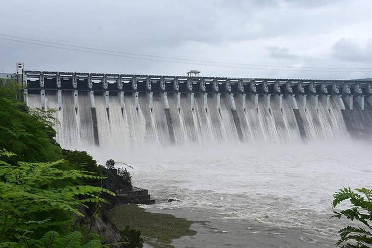 મધ્યપ્રદેશમાં ભારે વરસાદ બાદ નર્મદા નદી પરના તમામ મોટા ડેમ ભરાતા છોડાતા પાણીથી સરદાર સરોવરની સપાટી વધી છે. ઉપરવાસમાં આવેલા ઇન્દિરા સાગર ડેમ અને ઓમકારેશ્વર ડેમમાંથી આશરે 8.14 લાખ ક્યુસેક જેટલું પાણી છોડાઈ રહ્યું છે. નર્મદા ડેમની સપાટી 131.04 મીટર થઈ છે. મધ્યપ્રદેશમાં ભારે વરસાદ બાદ નર્મદા નદી પરના તમામ મોટા ડેમ ભરાતા છોડાતા પાણીથી સરદાર સરોવરની સપાટી વધી છે. ઉપરવાસમાં આવેલા ઇન્દિરા સાગર ડેમ અને ઓમકારેશ્વર ડેમમાંથી આશરે 8.14 લાખ ક્યુસેક જેટલું પાણી છોડાઈ રહ્યું છે. નર્મદા ડેમની સપાટી 131.04 મીટર થઈ છે.