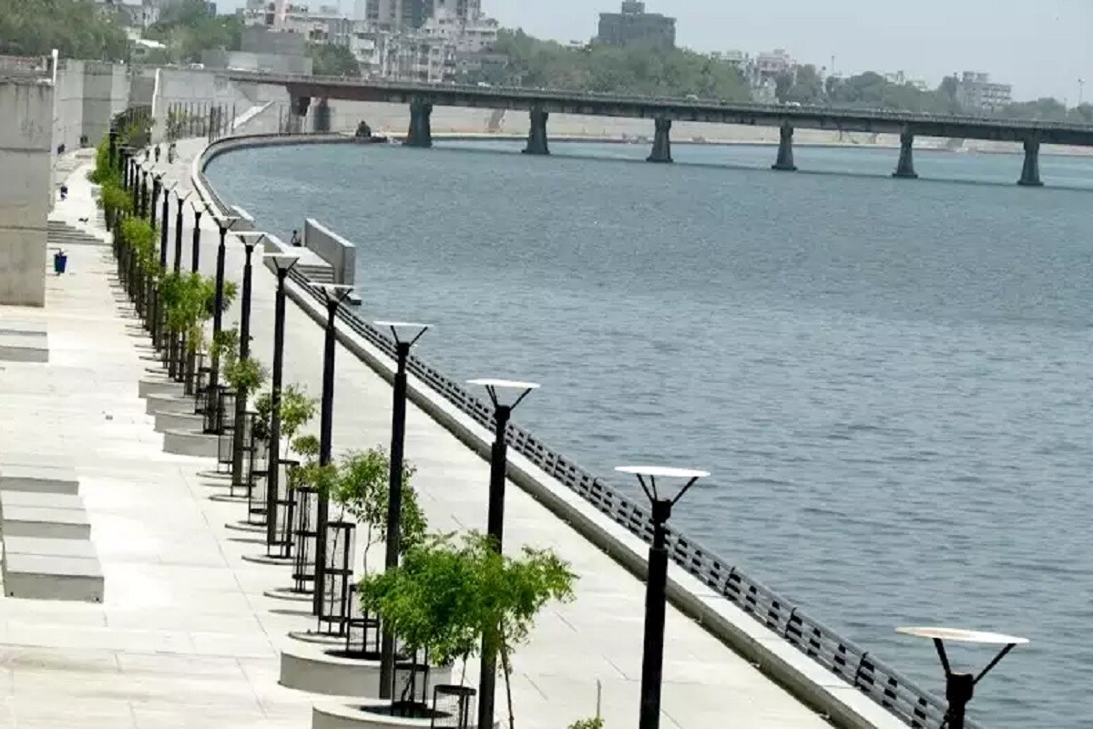 દિલ્હીથી એવિએશન વિભાગની ટીમે અમદાવાદ ખાતે ધામા નાંખ્યા હતા. જાણકાર સૂત્રો પાસેથી મળેલી માહિતી મુજબ 31 ઓક્ટોબરના રોજ ફરી એકવાર વડાપ્રધાન મોદી સી પ્લેનનો ઉપયોગ અહીંથી કરશે. અમદાવાદ સાબરમતી રિવરફ્ન્ટ પરથી સી પ્લેનના માધ્યમથી તેઓ સરદાર સરોવર ડેમ જઇ શકે છે. જોકે હાલ કોઇ સત્તાવાર માહિતી આપવામા નથી પરંતુ સાબરમતી રિવરફ્ન્ટ પર એવિએશન વિભાગ, પોલીસ ,એએમસી અને સિંચાઈ વિભાગની અધિકારીઓએ મુલાકાત કરી સમગ્ર સ્થિતિનું નિરીક્ષણ કર્યું હતુ. જમાલપુર બ્રિજથી દાણીલીમડા બ્રિજ વચ્ચે સી પ્લેન પ્રોજેકટ માટે મથક ઉભુ કરાશે. (ફાઇલ ફોટો) દિલ્હીથી એવિએશન વિભાગની ટીમે અમદાવાદ ખાતે ધામા નાંખ્યા હતા. જાણકાર સૂત્રો પાસેથી મળેલી માહિતી મુજબ 31 ઓક્ટોબરના રોજ ફરી એકવાર વડાપ્રધાન મોદી સી પ્લેનનો ઉપયોગ અહીંથી કરશે. અમદાવાદ સાબરમતી રિવરફ્ન્ટ પરથી સી પ્લેનના માધ્યમથી તેઓ સરદાર સરોવર ડેમ જઇ શકે છે. જોકે હાલ કોઇ સત્તાવાર માહિતી આપવામા નથી પરંતુ સાબરમતી રિવરફ્ન્ટ પર એવિએશન વિભાગ, પોલીસ ,એએમસી અને સિંચાઈ વિભાગની અધિકારીઓએ મુલાકાત કરી સમગ્ર સ્થિતિનું નિરીક્ષણ કર્યું હતુ. જમાલપુર બ્રિજથી દાણીલીમડા બ્રિજ વચ્ચે સી પ્લેન પ્રોજેકટ માટે મથક ઉભુ કરાશે. (ફાઇલ ફોટો)