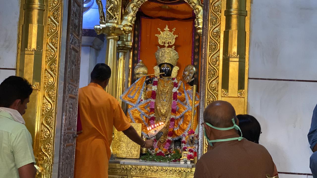 શામળાજીમાં શામળિયાને સોનેરી રંગનાં વાઘામાં સજ્જ કર્યા હતા.સુંદર વસ્ત્રોની સાથે સરસ મઝાના આભૂષણો પણ પહેરાવવામાં આવ્યા હતા. શામળાજીમાં શામળિયાને સોનેરી રંગનાં વાઘામાં સજ્જ કર્યા હતા.સુંદર વસ્ત્રોની સાથે સરસ મઝાના આભૂષણો પણ પહેરાવવામાં આવ્યા હતા.