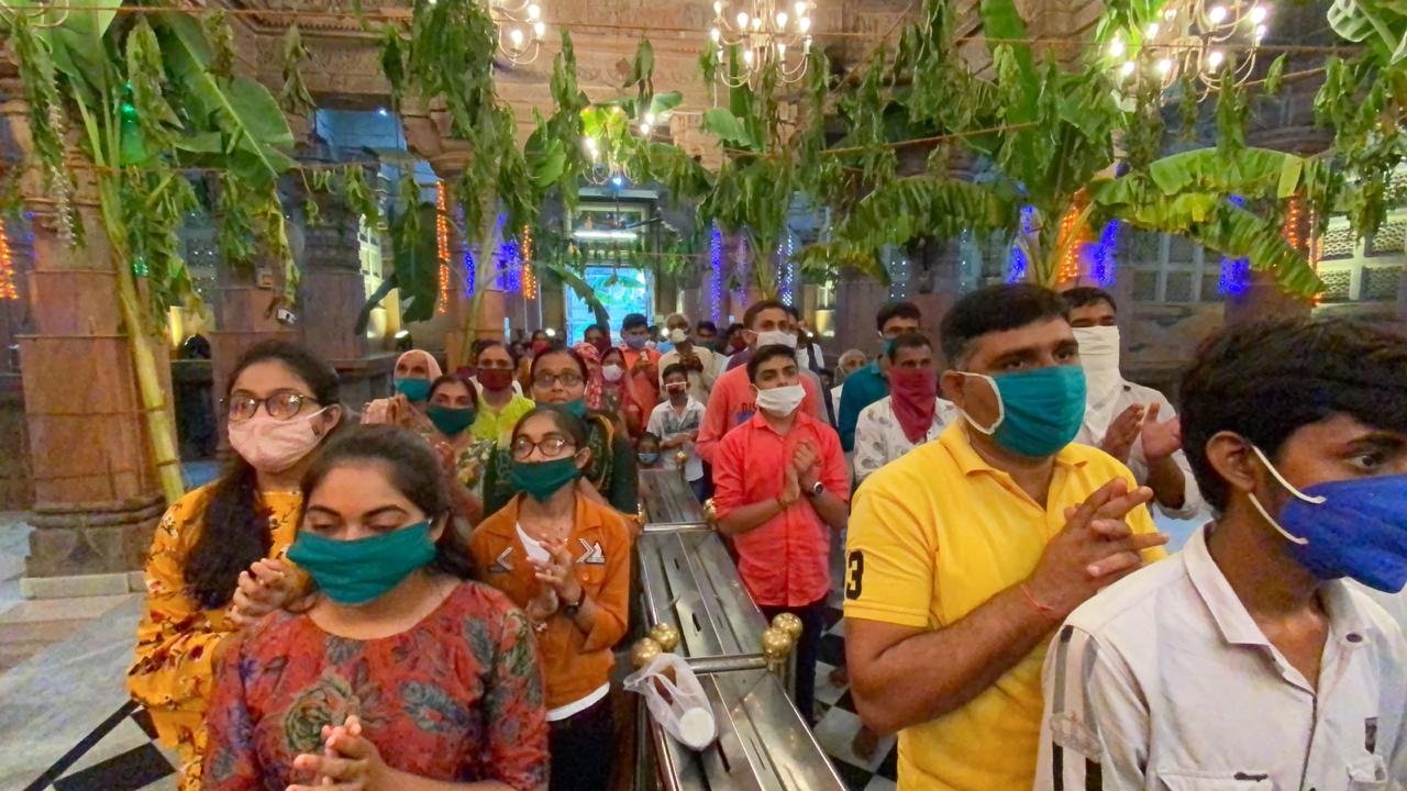 પારણા સમયે મંદિરનાં બારણા ભક્તો માટે બંધ રાખવામાં આવ્યાં હતા. જે બાદ થોડા થોડા ભક્તોને પ્રવેશ આપવામાં આવ્યો હતો. પારણા સમયે મંદિરનાં બારણા ભક્તો માટે બંધ રાખવામાં આવ્યાં હતા. જે બાદ થોડા થોડા ભક્તોને પ્રવેશ આપવામાં આવ્યો હતો.