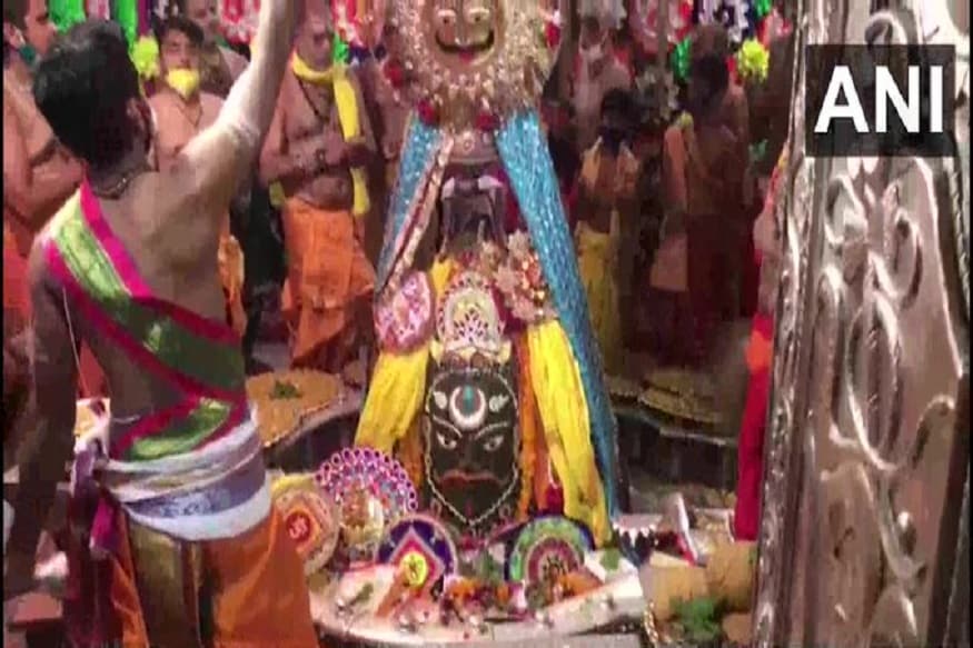 પવિત્ર શ્રાવણ 2020 (Sawan) માસનો બીજો સોમવાર અને રક્ષાબંધન (RakshaBandhan) આ વખતે એક જ દિવસે પડી રહ્યા છે. ત્યારે શિવભક્તોમાં શ્રાવણ માસના બીજા સોમવારને લઇને મોટો ઉત્સાહ જોવા મળ્યો હતો. આમ તો શ્રાવણ માસમાં એક કુંટુંબો જ્યોતિલિંગના દર્શન કરવા જાય છે. પણ કોરોના સંકટના કારણે હવે લોકો જાહેરમાં મોટી સંખ્યામાં જોડાવવામાં ખચકાય છે. ત્યારે આજે પવિત્ર શ્રાવણ માસના આ અવસર પર ઘરે બેઠા અમે તમને તસવીરોના માધ્યમથી ઉજ્જૈન અને અન્ય જાણીતા મંદિરાના શિવજીના દર્શન કરવાની રહ્યા છીએ પવિત્ર શ્રાવણ 2020 (Sawan) માસનો બીજો સોમવાર અને રક્ષાબંધન (RakshaBandhan) આ વખતે એક જ દિવસે પડી રહ્યા છે. ત્યારે શિવભક્તોમાં શ્રાવણ માસના બીજા સોમવારને લઇને મોટો ઉત્સાહ જોવા મળ્યો હતો. આમ તો શ્રાવણ માસમાં એક કુંટુંબો જ્યોતિલિંગના દર્શન કરવા જાય છે. પણ કોરોના સંકટના કારણે હવે લોકો જાહેરમાં મોટી સંખ્યામાં જોડાવવામાં ખચકાય છે. ત્યારે આજે પવિત્ર શ્રાવણ માસના આ અવસર પર ઘરે બેઠા અમે તમને તસવીરોના માધ્યમથી ઉજ્જૈન અને અન્ય જાણીતા મંદિરાના શિવજીના દર્શન કરવાની રહ્યા છીએ
