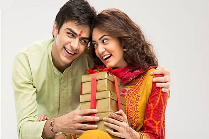 આજે છે રક્ષાબંધન (RakshaBandhan 2020) ભાઇ બહેનના આ પવિત્ર પ્રેમના તહેવાર તમામ ભાઇઓ યથાશક્તિ પોતાની બહેનને કંઇકને કંઇ ભેટ આપે છે. ત્યારે કોરોના કાળમાં જો તમે પણ તમારી બહેનને તેવી કોઇ ભેટ આપવા માંગો છો જેનાથી તે પણ સ્વસ્થ રહે તો અમારી પાસે કેટલાક ખાસ આઇડિયા છે. ચોક્કસથી તમારી આ ભેટ તમારી બહેનના ચહેરા પર સ્માઇલ લાવશે. કારણે કે તમે તેના સ્વાસ્થયને લઇને ચિંતત છો. તો વાંચો આ લિસ્ટ આજે છે રક્ષાબંધન (RakshaBandhan 2020) ભાઇ બહેનના આ પવિત્ર પ્રેમના તહેવાર તમામ ભાઇઓ યથાશક્તિ પોતાની બહેનને કંઇકને કંઇ ભેટ આપે છે. ત્યારે કોરોના કાળમાં જો તમે પણ તમારી બહેનને તેવી કોઇ ભેટ આપવા માંગો છો જેનાથી તે પણ સ્વસ્થ રહે તો અમારી પાસે કેટલાક ખાસ આઇડિયા છે. ચોક્કસથી તમારી આ ભેટ તમારી બહેનના ચહેરા પર સ્માઇલ લાવશે. કારણે કે તમે તેના સ્વાસ્થયને લઇને ચિંતત છો. તો વાંચો આ લિસ્ટ