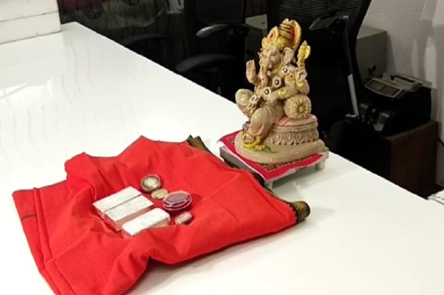 ઇન્ટરનેશનલ માર્કેટમાં તેજી - ઇન્ટરનેશનલ માર્કેટમાંમાં ચાંદીમાં હાલ સામાન્ય તેજી જોવા મળી રહી છે. ઇન્વેસ્ટિંગ ડોટ કોમની વેબસાઇટ પર ઉપલબ્ધ ડેટા મુજબ સવારે 10 વાગ્યે 20 ડિસેમ્બરે ડિલીવરીવાળી ચાંદી હાલમાં 0.024 ડૉલરની તેજી સાથે 24.73 ડૉલર પ્રતિ ઔંસના સ્તર પર કરી રહી હતી. ગુરૂવારે તે ઘટાડાની સાથે 24.70 ડૉલર પ્રતિ ઔંસના સ્તર પર બંધ થઈ હતી. (પ્રતીકાત્મક તસવીર) ઇન્ટરનેશનલ માર્કેટમાં તેજી - ઇન્ટરનેશનલ માર્કેટમાંમાં ચાંદીમાં હાલ સામાન્ય તેજી જોવા મળી રહી છે. ઇન્વેસ્ટિંગ ડોટ કોમની વેબસાઇટ પર ઉપલબ્ધ ડેટા મુજબ સવારે 10 વાગ્યે 20 ડિસેમ્બરે ડિલીવરીવાળી ચાંદી હાલમાં 0.024 ડૉલરની તેજી સાથે 24.73 ડૉલર પ્રતિ ઔંસના સ્તર પર કરી રહી હતી. ગુરૂવારે તે ઘટાડાની સાથે 24.70 ડૉલર પ્રતિ ઔંસના સ્તર પર બંધ થઈ હતી. (પ્રતીકાત્મક તસવીર)