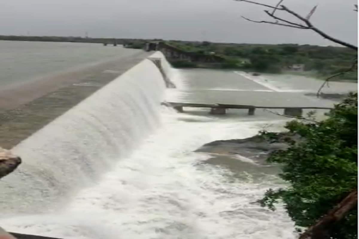 ડેમ ઓવરફ્લો થતાં ખેડૂતોમાં ખુશીની લહેર: જામખંભાળિયામાં તાલુકામાં છેલ્લા 3 દિવસથી ધોધમાર વરસાદ પડી રહ્યો છે. ત્યારે ખંભાળિયાનો સિંહણ ડેમ ઓવરફલો થઇ ગયો છે. ડેમમાં ઉપરવાસના પાણીની આવક થતા ડેમ ઓવરફલો થઈ ગયો હતો. ડેમ ઓવરફ્લો થતાં ખેડૂતોમાં ખુશીની લહેર: જામખંભાળિયામાં તાલુકામાં છેલ્લા 3 દિવસથી ધોધમાર વરસાદ પડી રહ્યો છે. ત્યારે ખંભાળિયાનો સિંહણ ડેમ ઓવરફલો થઇ ગયો છે. ડેમમાં ઉપરવાસના પાણીની આવક થતા ડેમ ઓવરફલો થઈ ગયો હતો.