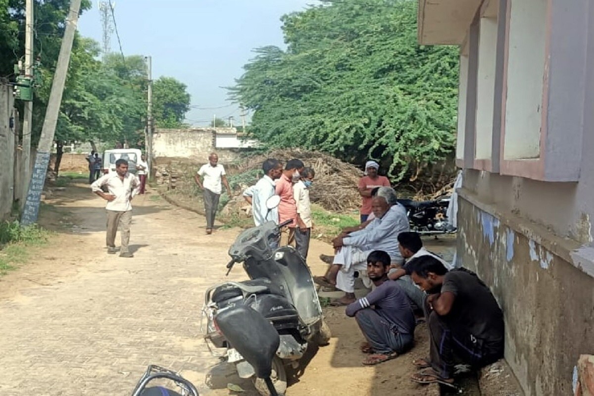 મૃતક રામસિંહના તેમની પુત્રવધૂ સાથે આડા સંબંધ હતા. જેની જાણ થતાં જ પ્રદિપે બુધવારે સવારે માથું મુંડન કરાવ્યું હતું અને પછી પિતાની તર્પણ વિધિ પણ કરી હતી. રાતમાં પોતાની પત્ની સાથે આડા સંબંધની સજા પિતાની હત્યા કરીને આપી હતી. મૃતક રામસિંહના તેમની પુત્રવધૂ સાથે આડા સંબંધ હતા. જેની જાણ થતાં જ પ્રદિપે બુધવારે સવારે માથું મુંડન કરાવ્યું હતું અને પછી પિતાની તર્પણ વિધિ પણ કરી હતી. રાતમાં પોતાની પત્ની સાથે આડા સંબંધની સજા પિતાની હત્યા કરીને આપી હતી.