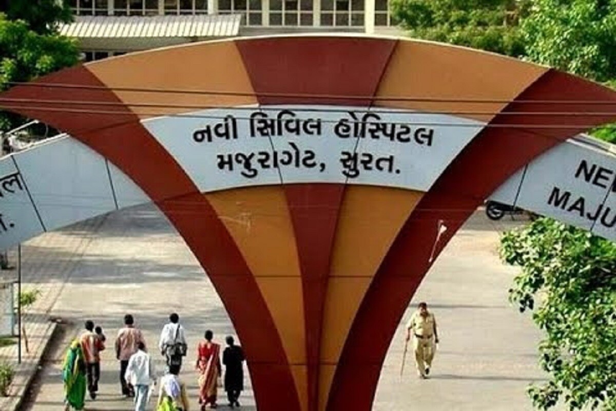 બાદમાં સી.આર.પાટીલની ઓફિસ ફોન કરતાં ડોનરની જગ્યાએ 10 હજાર લઈને અમને પ્લાઝમા આપ્યાં હતાં. હવે પ્લાઝમાની જરૂર હતી. તો સિવિલમાં જ કેમ ન આપવામાં આવ્યા. હાલમાં ખાનગી હોસ્પિટલમાં લાગતા અન્ય ખર્ચ પણ કોણ ભોગવશે તેવા સવાલો દર્દીના પુત્ર કમલેશભાઈ પાટીલ દ્વારા કરવામાં આવ્યાં છે. જોકે એકતો સિવિલની બેરદકારી અને રૂપિયા વસૂલવા સાથે રૂપિયા વસૂલ્યાની રસીદ પણ આપવામાં આવતા આ પરિવારે કોરોના માટે ખાસ ડ્યુટીમાં નિમાયેલા IAS ઓફિસર મિલિંદ તોરવણેએ જણાવ્યું હતું કે, જે દર્દીઓને સિવિલમાંથી પ્રાઈવેટમાં મોકલવામાં આવે છે તેનો ખર્ચ તંત્ર ભોગવે છે. પ્લાઝમાના રૂપિયા પણ જે લેવામાં આવ્યા છે તે પરત આપવામાં આવશે. સાથે જ જાણ ન કરવા અંગેની બેદરકારી મીસ કોમ્યુનિકેશનના કારણે થઈ હોય શકે છે. તે સુધારવાના પ્રયત્નો કરવામાં આવશે અને વહેલી તકે તેને ચોક્કસ કરવામાં આવશે. બાદમાં સી.આર.પાટીલની ઓફિસ ફોન કરતાં ડોનરની જગ્યાએ 10 હજાર લઈને અમને પ્લાઝમા આપ્યાં હતાં. હવે પ્લાઝમાની જરૂર હતી. તો સિવિલમાં જ કેમ ન આપવામાં આવ્યા. હાલમાં ખાનગી હોસ્પિટલમાં લાગતા અન્ય ખર્ચ પણ કોણ ભોગવશે તેવા સવાલો દર્દીના પુત્ર કમલેશભાઈ પાટીલ દ્વારા કરવામાં આવ્યાં છે. જોકે એકતો સિવિલની બેરદકારી અને રૂપિયા વસૂલવા સાથે રૂપિયા વસૂલ્યાની રસીદ પણ આપવામાં આવતા આ પરિવારે કોરોના માટે ખાસ ડ્યુટીમાં નિમાયેલા IAS ઓફિસર મિલિંદ તોરવણેએ જણાવ્યું હતું કે, જે દર્દીઓને સિવિલમાંથી પ્રાઈવેટમાં મોકલવામાં આવે છે તેનો ખર્ચ તંત્ર ભોગવે છે. પ્લાઝમાના રૂપિયા પણ જે લેવામાં આવ્યા છે તે પરત આપવામાં આવશે. સાથે જ જાણ ન કરવા અંગેની બેદરકારી મીસ કોમ્યુનિકેશનના કારણે થઈ હોય શકે છે. તે સુધારવાના પ્રયત્નો કરવામાં આવશે અને વહેલી તકે તેને ચોક્કસ કરવામાં આવશે.