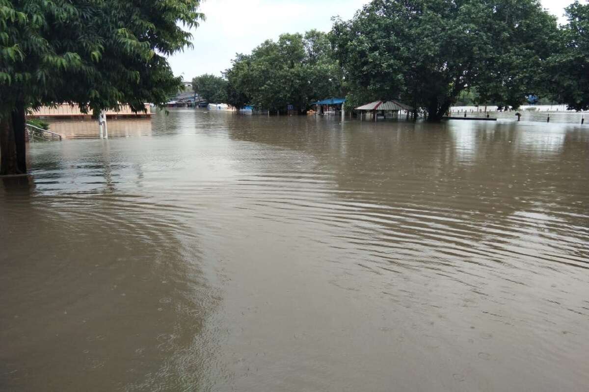 શહેર સાથે દક્ષિણ ગુજરાતમાં ચોમાસું ફરી સક્રિય થયું છે. શહેર-જિલ્લામાં મેઘ મહેરથી શહેરમાંથી પસાર થતી ખાડીઓમાં પૂરની સ્થિતિ ઉભી થઈ છે. જ્યારે પરવત ગામની ખાડી ઓવરફ્લો થતા આસપાસના વિસ્તારમાં પાણી ભરાઈ ગયા છે. શહેર સાથે દક્ષિણ ગુજરાતમાં ચોમાસું ફરી સક્રિય થયું છે. શહેર-જિલ્લામાં મેઘ મહેરથી શહેરમાંથી પસાર થતી ખાડીઓમાં પૂરની સ્થિતિ ઉભી થઈ છે. જ્યારે પરવત ગામની ખાડી ઓવરફ્લો થતા આસપાસના વિસ્તારમાં પાણી ભરાઈ ગયા છે.