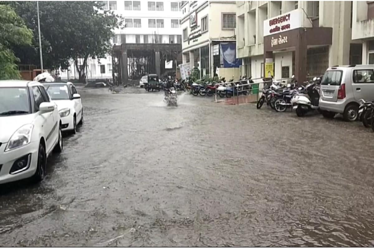 હવામાન વિભાગે આગાહી કરી હતી કે, રાજ્યમાંથી ચોમાસું વિદાઈ લેશે. હવે રાજ્યમાં ચોમાસું પૂર્ણ થવા તરફ આગળ વધી રહ્યું છે.આગામી પાંચ દિવસમાં સામાન્યથી માધ્યમ વરસાદની આગાહી કરવામાં આવી છે. આમ હવે રાજ્યમાં ચોમાસાની સીઝન પૂર્ણ થવાના આરે હોવાનું હવામાન વિભાગ જણાવી રહ્યું છે. એટલે કે, રાજ્યના ખેડૂતો માટે સારા સમાચાર કહી શકાય કારણ કે, ઘણા વિસ્તારમાં ભારે વરસાદના કારણે ખેડૂતોને નુકશાન થયું છે એટલે કે હવે ખેડૂતોને વરસાદથી રાહત રહેશે . હવામાન વિભાગે આગાહી કરી હતી કે, રાજ્યમાંથી ચોમાસું વિદાઈ લેશે. હવે રાજ્યમાં ચોમાસું પૂર્ણ થવા તરફ આગળ વધી રહ્યું છે.આગામી પાંચ દિવસમાં સામાન્યથી માધ્યમ વરસાદની આગાહી કરવામાં આવી છે. આમ હવે રાજ્યમાં ચોમાસાની સીઝન પૂર્ણ થવાના આરે હોવાનું હવામાન વિભાગ જણાવી રહ્યું છે. એટલે કે, રાજ્યના ખેડૂતો માટે સારા સમાચાર કહી શકાય કારણ કે, ઘણા વિસ્તારમાં ભારે વરસાદના કારણે ખેડૂતોને નુકશાન થયું છે એટલે કે હવે ખેડૂતોને વરસાદથી રાહત રહેશે .