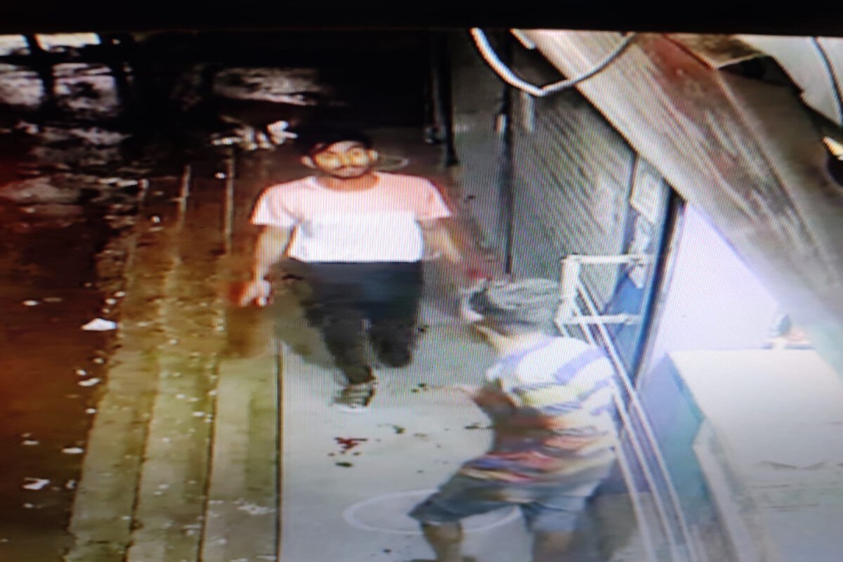 સુરતમ દિવસે ને દિવસે સતત ગુનાખોરી (Surat crime) સતત વધી રહી છે દરોજ કોઈ ને કોઈ ગંભીર બનાવ સાંભળવા મળતો હોય છે. તેવામાં છેલ્લા 15 દિવસ ની વાત કરવામાં આવે તો 5 (five murder in 15 days) હત્યાની ઘટના સામે આવી છે ત્યારે ગત મોડી રાત્રીના સમયે ડીંડોલી-નવાગામ વિસ્તારની હરિદ્વાર સોસાયટીમાં રહેતા કપિલ સુદામ શિરશાથને (Kapil shirsath) છેલ્લા કેટલાક સમયથી સોસાયટીમાં જ રહેતી યુવતી (Love affair) સાથે પ્રેમસંબંધ હતો. સુરતમ દિવસે ને દિવસે સતત ગુનાખોરી (Surat crime) સતત વધી રહી છે દરોજ કોઈ ને કોઈ ગંભીર બનાવ સાંભળવા મળતો હોય છે. તેવામાં છેલ્લા 15 દિવસ ની વાત કરવામાં આવે તો 5 (five murder in 15 days) હત્યાની ઘટના સામે આવી છે ત્યારે ગત મોડી રાત્રીના સમયે ડીંડોલી-નવાગામ વિસ્તારની હરિદ્વાર સોસાયટીમાં રહેતા કપિલ સુદામ શિરશાથને (Kapil shirsath) છેલ્લા કેટલાક સમયથી સોસાયટીમાં જ રહેતી યુવતી (Love affair) સાથે પ્રેમસંબંધ હતો.