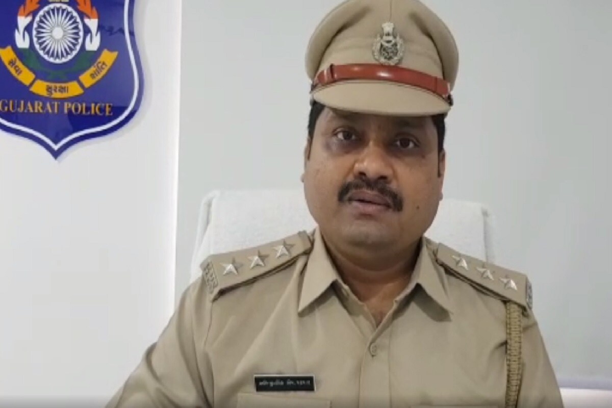 આ મામલે ડિંડોલી પોલીસ મથકના એસીપી પરમારે જણાવ્યું હતું કે 'ગઈકાલે મોડી રાત્રે ડિંડોલીની હરિદ્વાર સોસયાટીમાં રહેતા કપિલ સીરસથ પર ગણેશ ચિતે નામના યુવકે તેના બે મિત્રો સાથે મળી તીક્ષ્ણ હથિયારો વડે હુમલો કર્યો હોવાની ઘટના ઘટી હતી. જેમાં કપિલનું મૃત્યુ થયું છે. મૃતકના આરોપીની બહેન સાથે પ્રેમ સંબંધ હતા જેને લઈને થયેલી તકરારમાં હત્યા કરવામાં આવી હોવાનું પ્રાથમિક રીતે જાણવા મળે છે. આ મામલે ડિંડોલી પોલીસ મથકમાં ગુનો નોંધી આરોપીઓને પકડવાની તજવીજ હાથ ધરી છે. આ મામલે ડિંડોલી પોલીસ મથકના એસીપી પરમારે જણાવ્યું હતું કે 'ગઈકાલે મોડી રાત્રે ડિંડોલીની હરિદ્વાર સોસયાટીમાં રહેતા કપિલ સીરસથ પર ગણેશ ચિતે નામના યુવકે તેના બે મિત્રો સાથે મળી તીક્ષ્ણ હથિયારો વડે હુમલો કર્યો હોવાની ઘટના ઘટી હતી. જેમાં કપિલનું મૃત્યુ થયું છે. મૃતકના આરોપીની બહેન સાથે પ્રેમ સંબંધ હતા જેને લઈને થયેલી તકરારમાં હત્યા કરવામાં આવી હોવાનું પ્રાથમિક રીતે જાણવા મળે છે. આ મામલે ડિંડોલી પોલીસ મથકમાં ગુનો નોંધી આરોપીઓને પકડવાની તજવીજ હાથ ધરી છે.