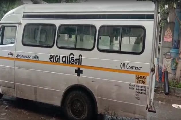 હાલ આગ કાબૂમાં આવી ગઈ છે અને ફાયર વિભાગ દ્વારા ગોડાઉનમાંથી ઓક્સિજન (surat oxygen blast) સિલિન્ડર બહાર કાઢી લેવામાં આવ્યા છે. ઉધના વિસ્તારમાં પેરિસ પ્લાઝામાં ઓક્સિજન બોટલ સપ્લાયનું ગોડાઉન આવેલું છે. બપોરે 12.30 કલાક આસપાસ ઓક્સિજન સિલિન્ડર ભરતી વેળા અચાનક બ્લાસ્ટ થયો હતો. ત્યારબાદ આગ ફાટી નીકળી હતી. ઘટનાની જાણ થતા ચાર ફાયર સ્ટેશનની ગાડીઓ ઘટના સ્થળે પહોચી હતી. આગ પર કાબૂ મેળવવાની સાથે પહેલા માળેઆવેલી. હાલ આગ કાબૂમાં આવી ગઈ છે અને ફાયર વિભાગ દ્વારા ગોડાઉનમાંથી ઓક્સિજન (surat oxygen blast) સિલિન્ડર બહાર કાઢી લેવામાં આવ્યા છે. ઉધના વિસ્તારમાં પેરિસ પ્લાઝામાં ઓક્સિજન બોટલ સપ્લાયનું ગોડાઉન આવેલું છે. બપોરે 12.30 કલાક આસપાસ ઓક્સિજન સિલિન્ડર ભરતી વેળા અચાનક બ્લાસ્ટ થયો હતો. ત્યારબાદ આગ ફાટી નીકળી હતી. ઘટનાની જાણ થતા ચાર ફાયર સ્ટેશનની ગાડીઓ ઘટના સ્થળે પહોચી હતી. આગ પર કાબૂ મેળવવાની સાથે પહેલા માળેઆવેલી.