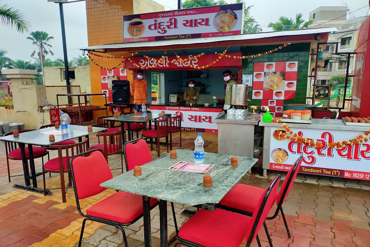 સંજય જોશી, અમદાવાદ : ચા ના રસિયાઓ માટે હવે ખુશખબર છે. હવે તેઓ તંદૂરી ચા ની પણ મજા માણી શકશે. ગાંધીનગરના મોટા ચિલોડા સર્કલથી 2 કિલોમીટર હિંમતનગર હાઇવે પર જૈન દેરાસરની બિલકુલ સામે તંદૂરી ચા ની શોપ શરુ થઈ છે. તંદૂરી ચા નો કોન્સેપ્ટ તદ્દન જુદો છે. પ્લાસ્ટીકના પ્રતિબંધ પછી કુલ્લડમાં ચા નો વ્યવહાર પણ નવો સામે આવ્યો છે. અહીં ચા ને તંદૂરમાં બનાવ્યા પછી માટીની કુલ્લડમાં ગ્રાહકોને પીરસવામાં આવે છે. સંજય જોશી, અમદાવાદ : ચા ના રસિયાઓ માટે હવે ખુશખબર છે. હવે તેઓ તંદૂરી ચા ની પણ મજા માણી શકશે. ગાંધીનગરના મોટા ચિલોડા સર્કલથી 2 કિલોમીટર હિંમતનગર હાઇવે પર જૈન દેરાસરની બિલકુલ સામે તંદૂરી ચા ની શોપ શરુ થઈ છે. તંદૂરી ચા નો કોન્સેપ્ટ તદ્દન જુદો છે. પ્લાસ્ટીકના પ્રતિબંધ પછી કુલ્લડમાં ચા નો વ્યવહાર પણ નવો સામે આવ્યો છે. અહીં ચા ને તંદૂરમાં બનાવ્યા પછી માટીની કુલ્લડમાં ગ્રાહકોને પીરસવામાં આવે છે.